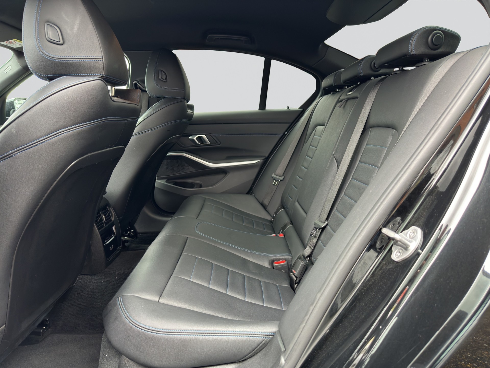 BMW 320d xDrive M Sport Steptronic-image-7