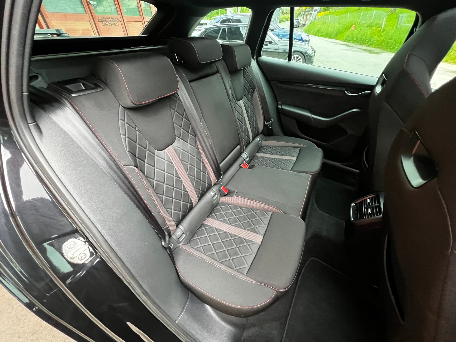 SKODA Octavia Combi 2.0 TDI DSG RS 4x4-image-9