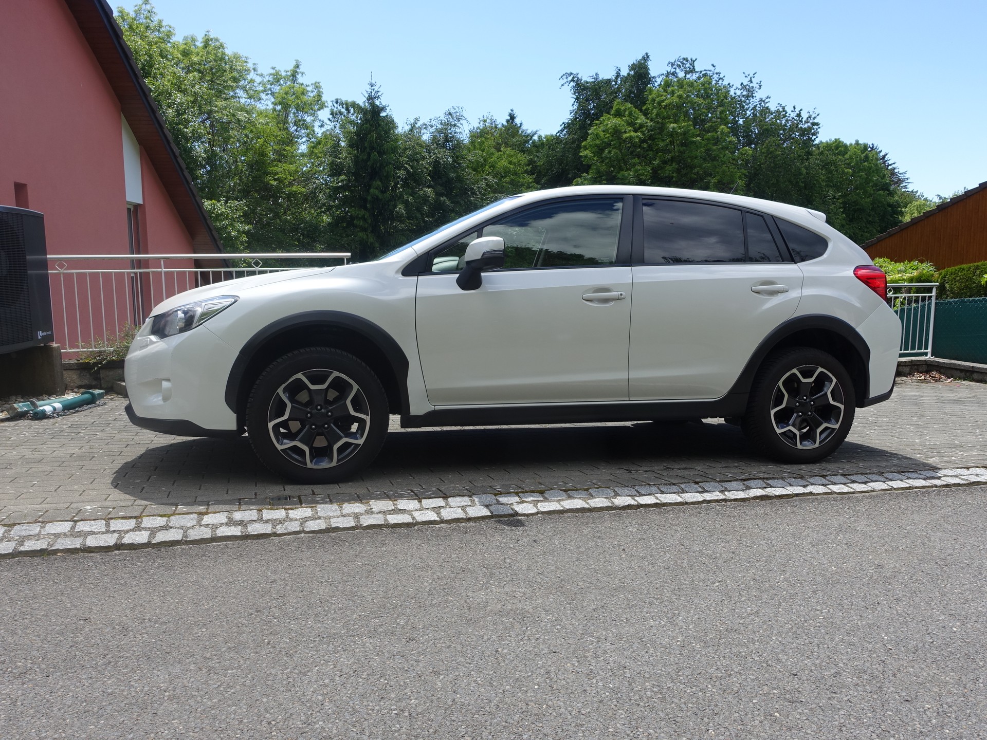 SUBARU XV 2.0i Swiss Three-image-1