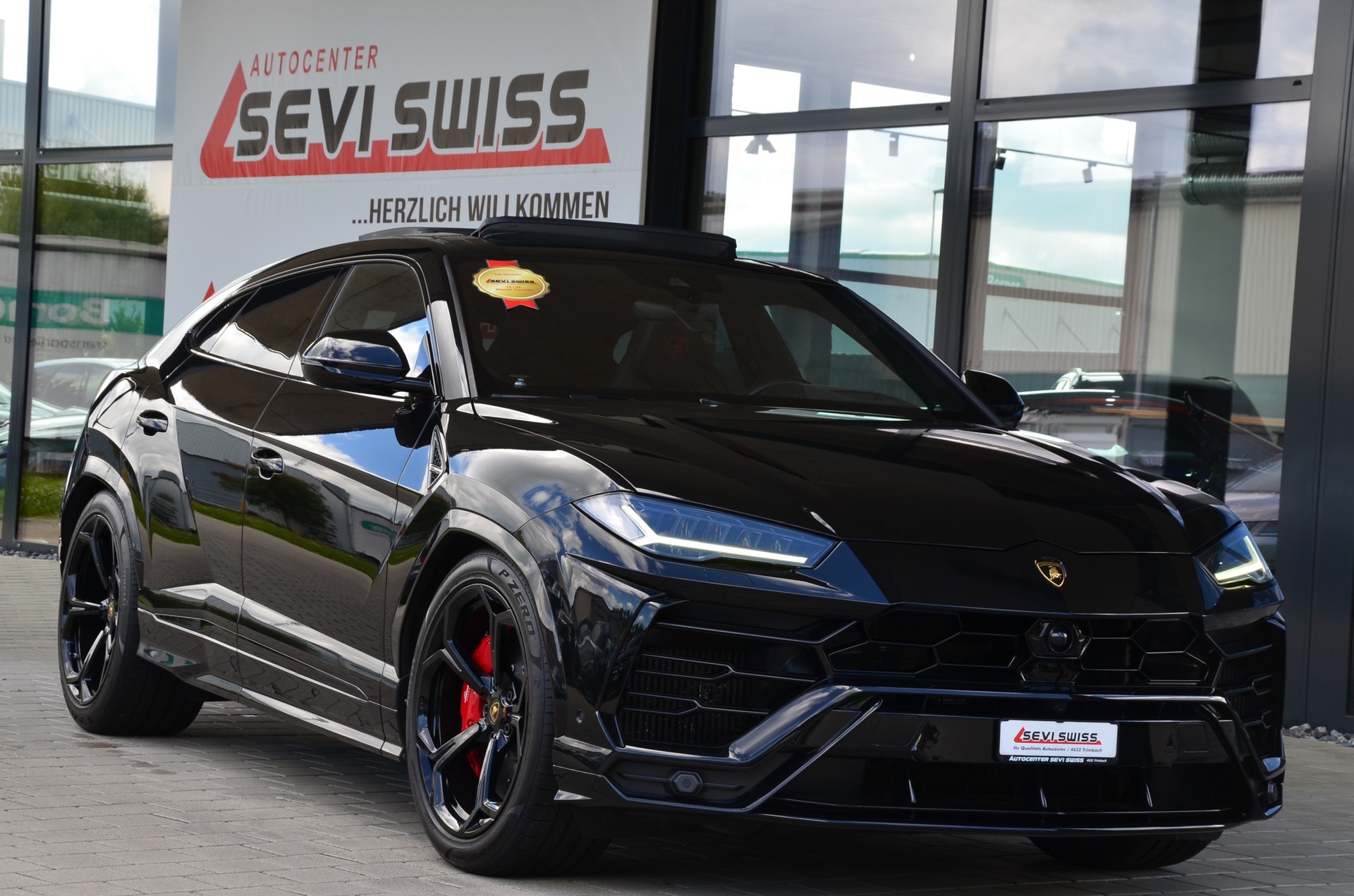 LAMBORGHINI Urus E-Gear-showroom-element-2