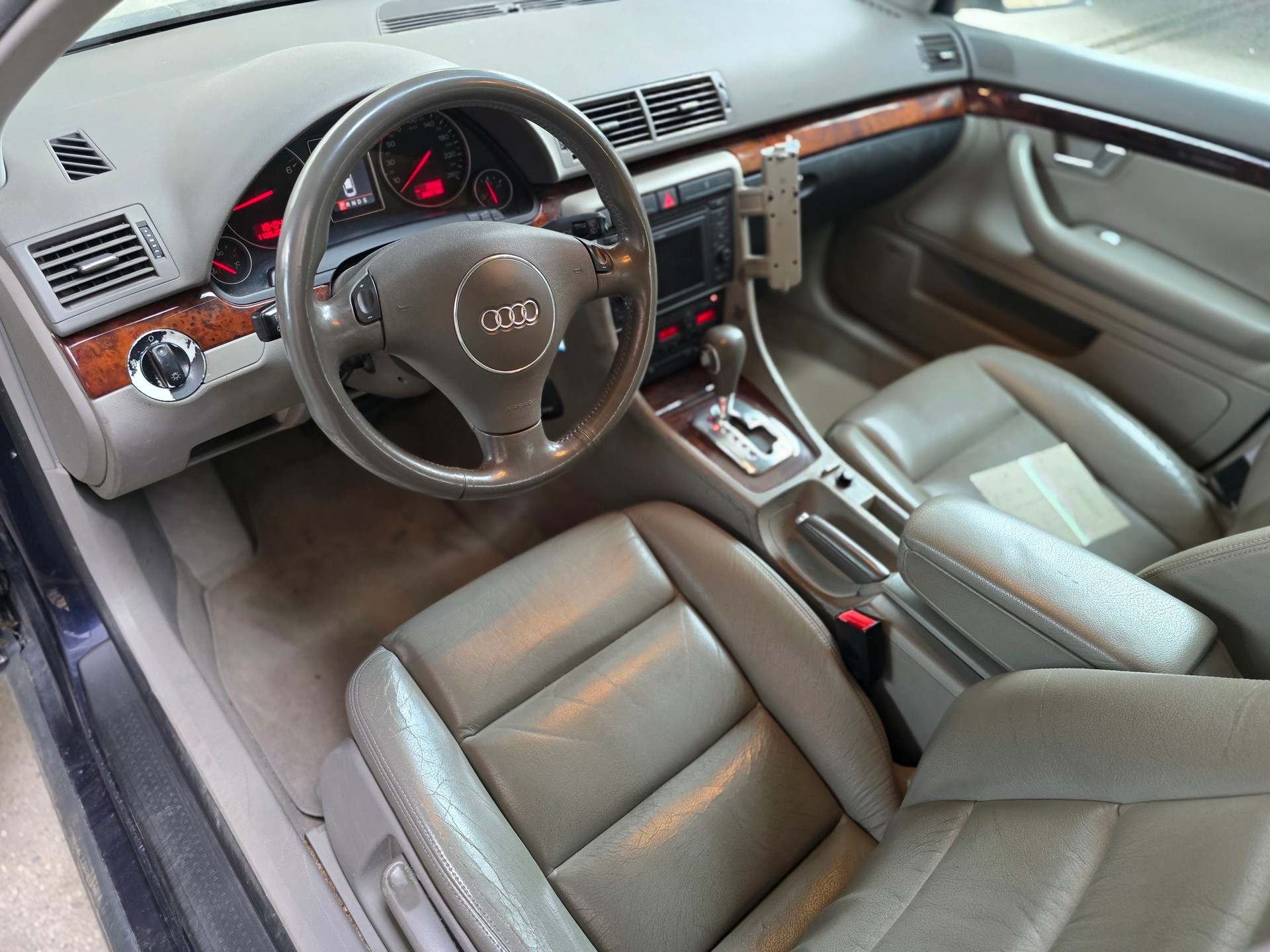 AUDI A4 Avant 3.0 V6 quattro-image-7