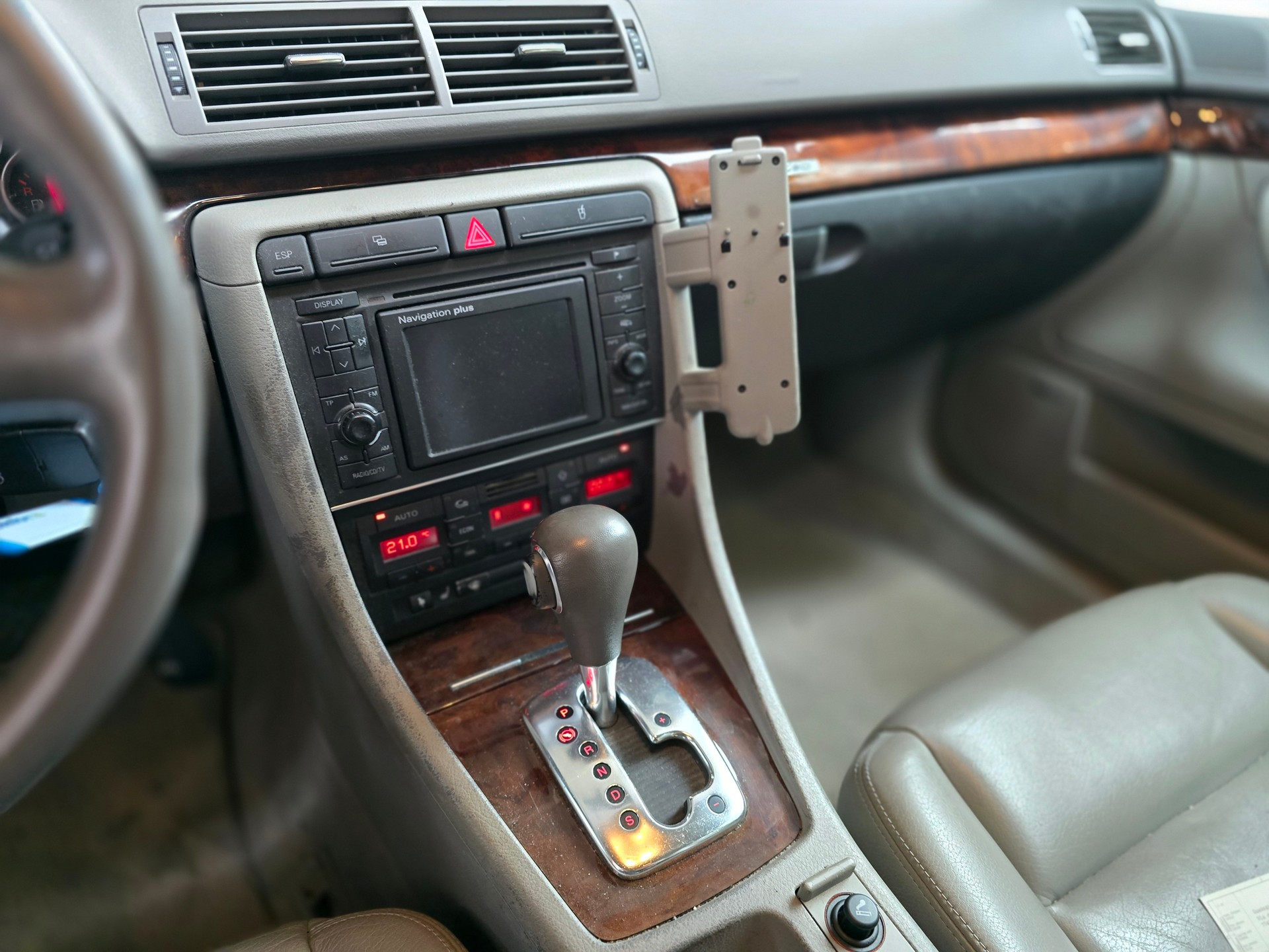 AUDI A4 Avant 3.0 V6 quattro-image-6