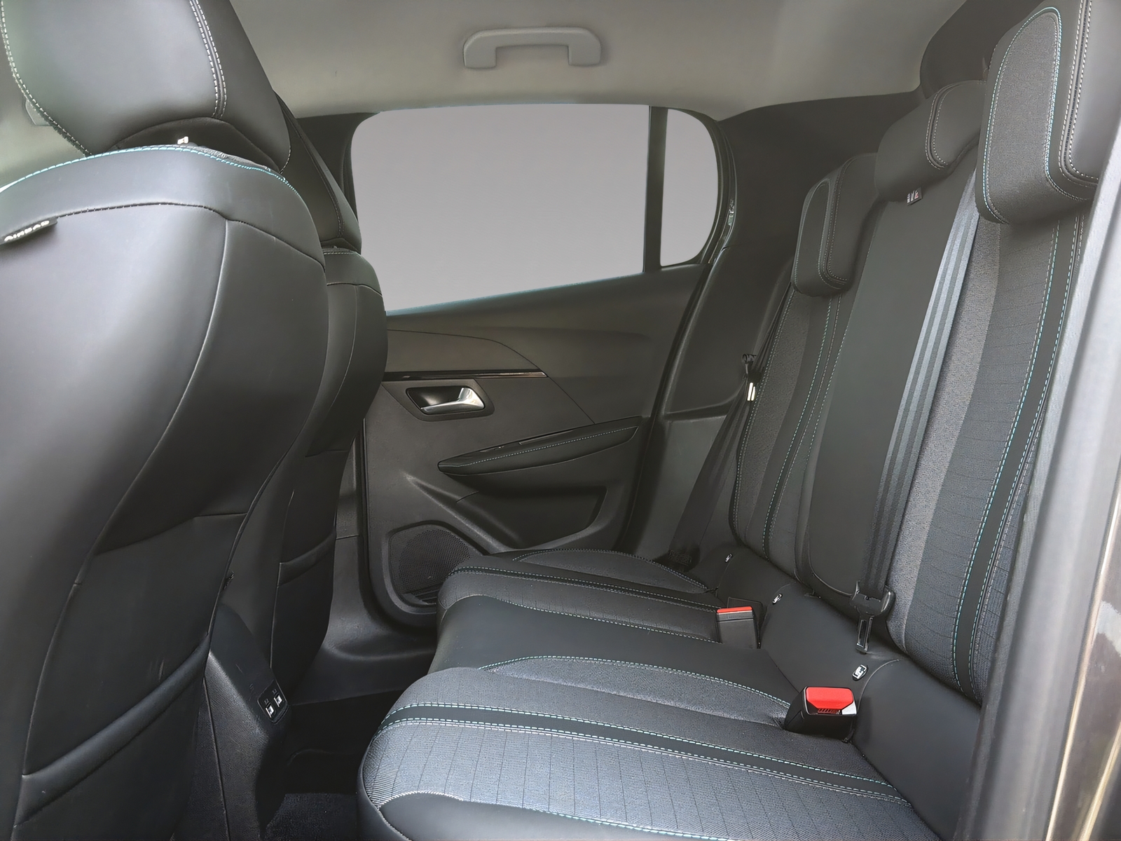 PEUGEOT 208 1.2 PureTech 100 Allure Pack-image-16