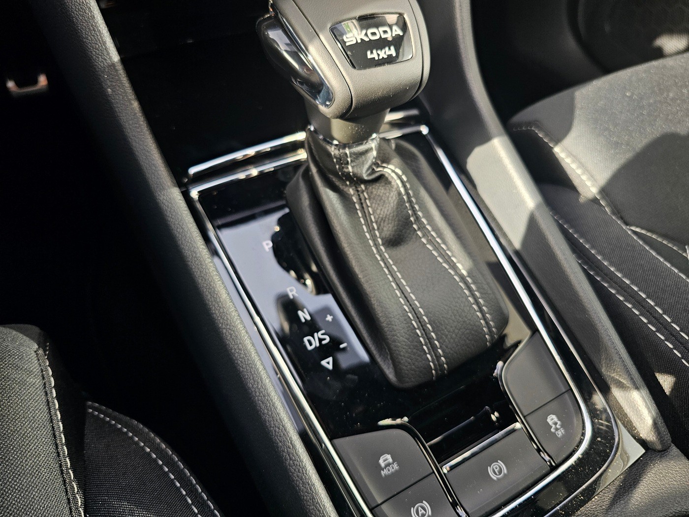 SKODA Karoq 2.0 TSI Dynamic Limited Edition 4x4 DSG-image-13