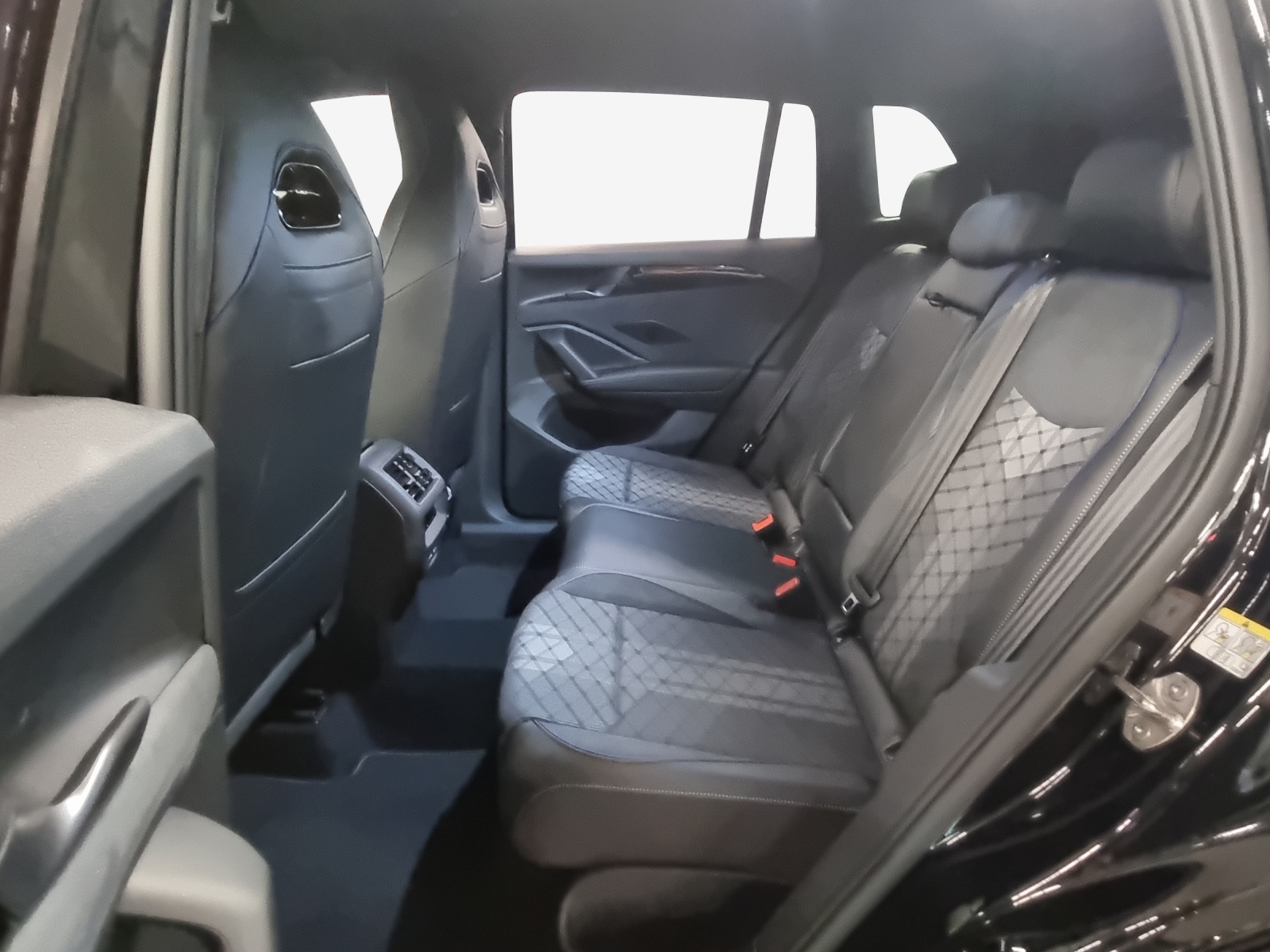 VW Tiguan 2.0 TDI SCR R-Line 4Motion DSG-image-11