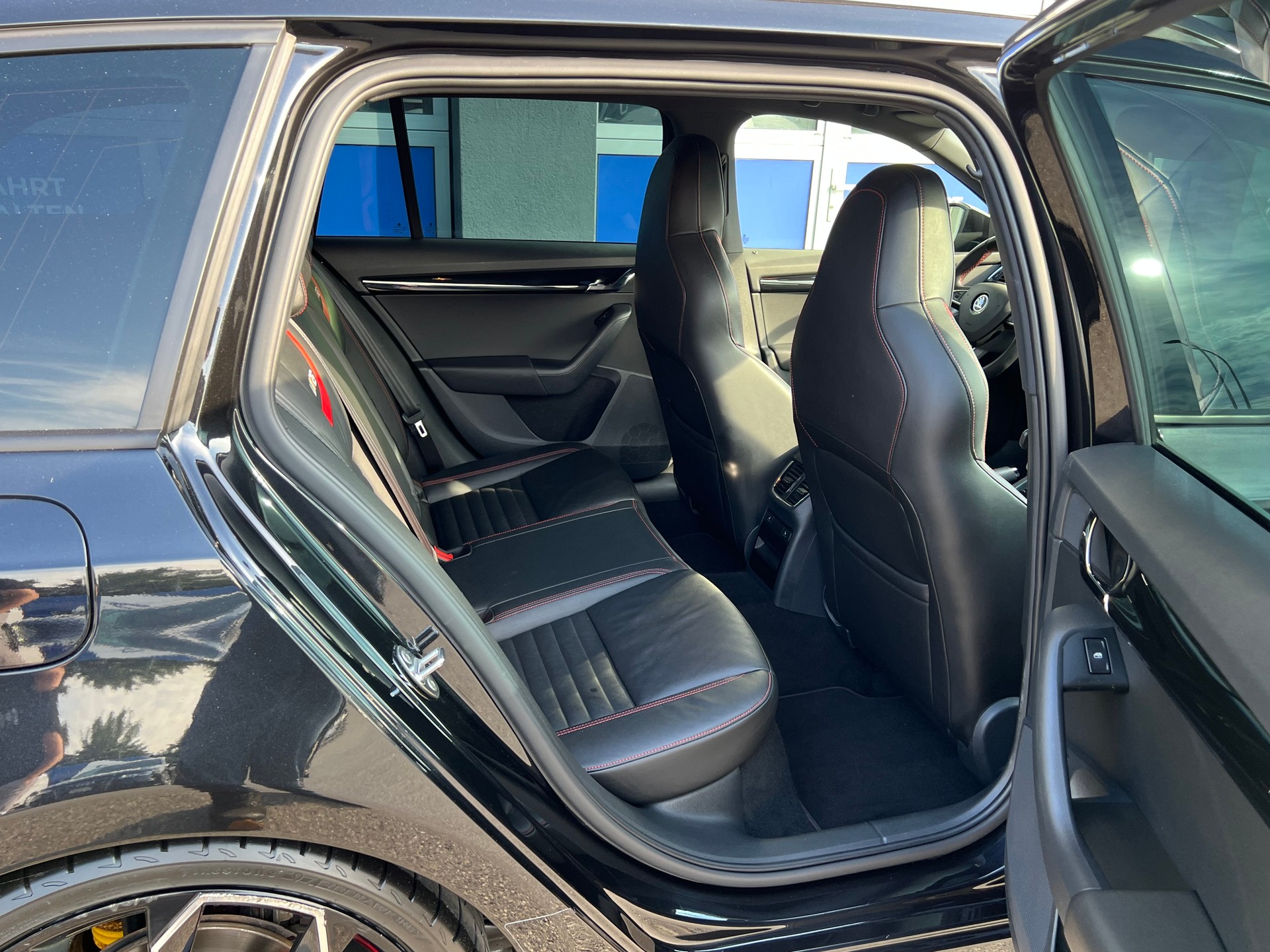 SKODA Octavia Combi 2.0 TSI RS230 DSG-image-12