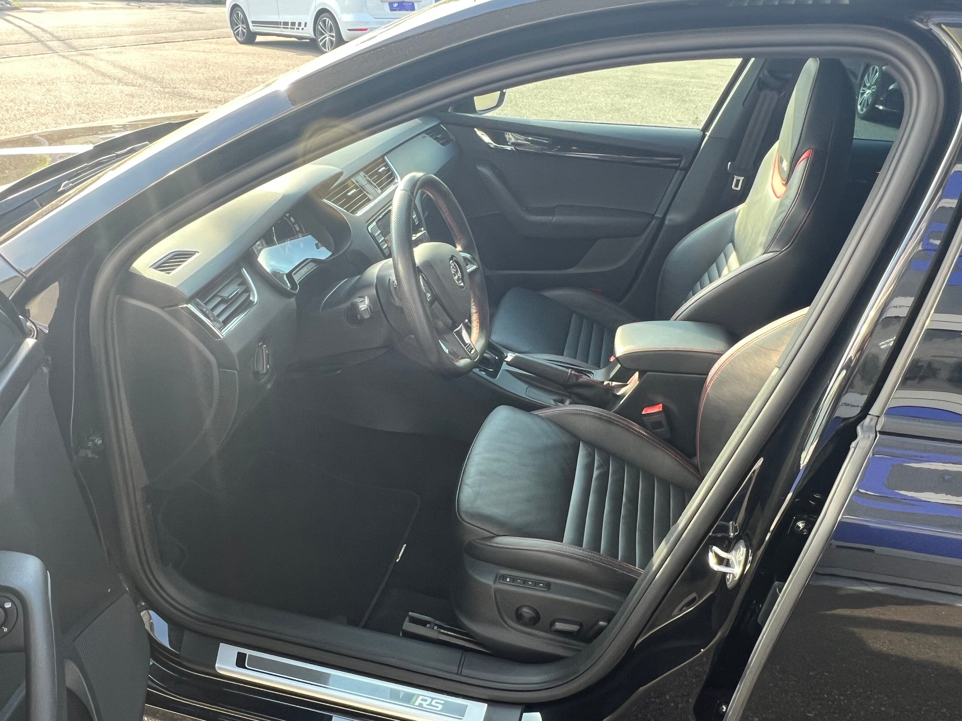 SKODA Octavia Combi 2.0 TSI RS230 DSG-image-9