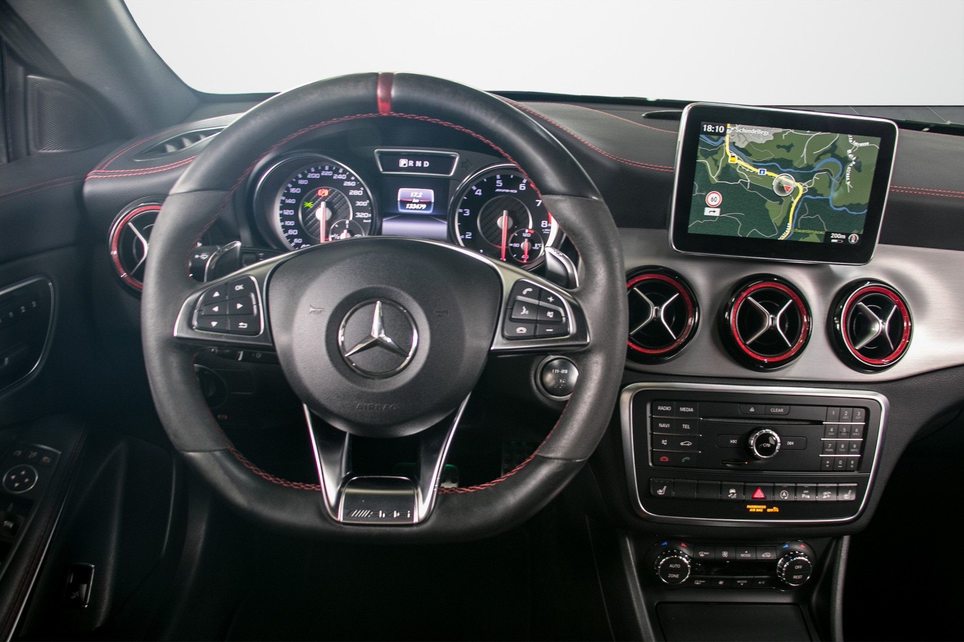 MERCEDES-BENZ CLA Shooting Brake 45 AMG 4Matic Speedshift-image-4