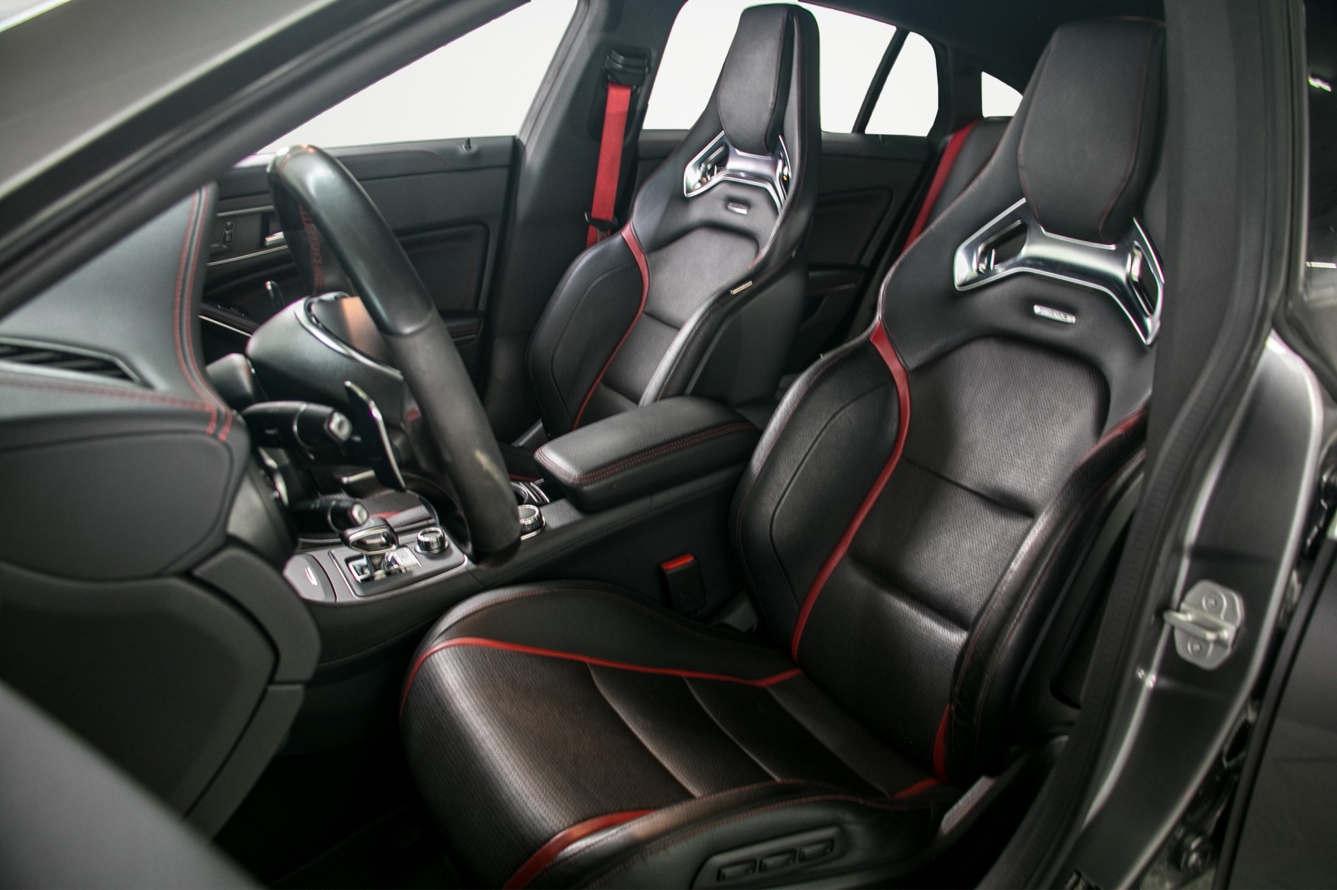 MERCEDES-BENZ CLA Shooting Brake 45 AMG 4Matic Speedshift-image-10