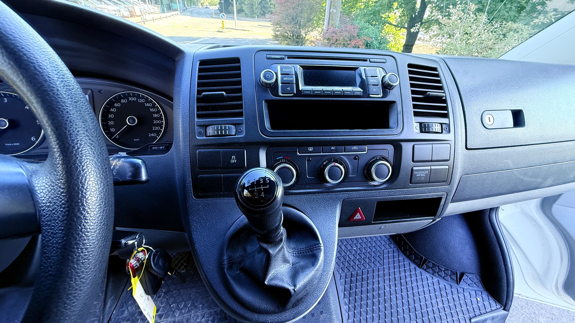 VW T5 2.0 TDI Entry-image-9
