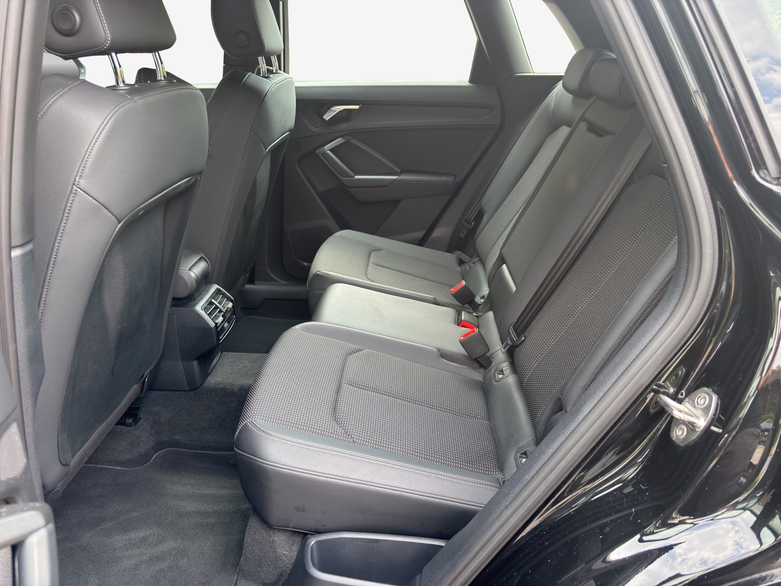 AUDI Q3 40 TFSI S line quattro S-tronic-image-11