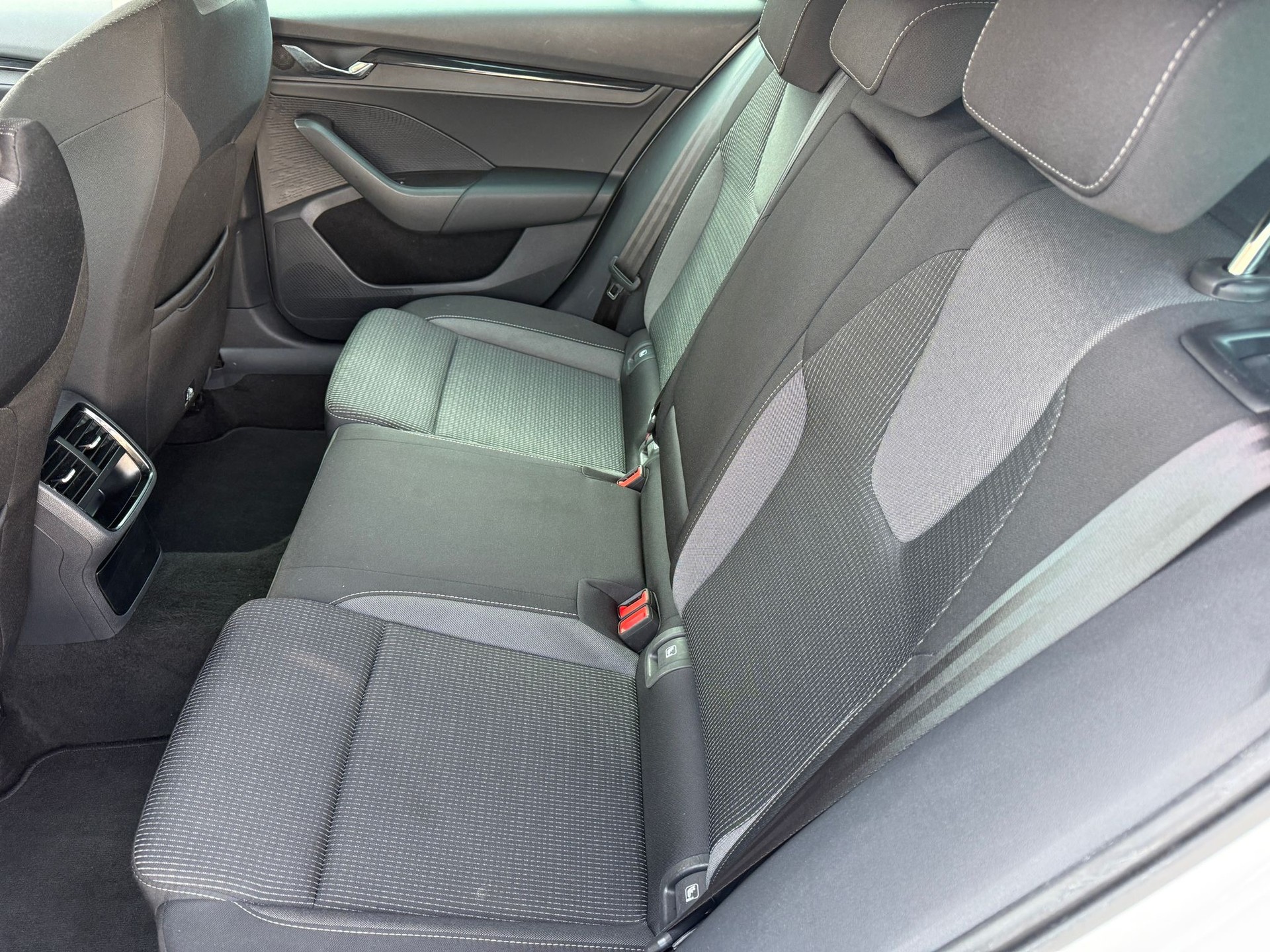 SKODA Octavia Combi 2.0 TDI DSG Ambition 4x4-image-17