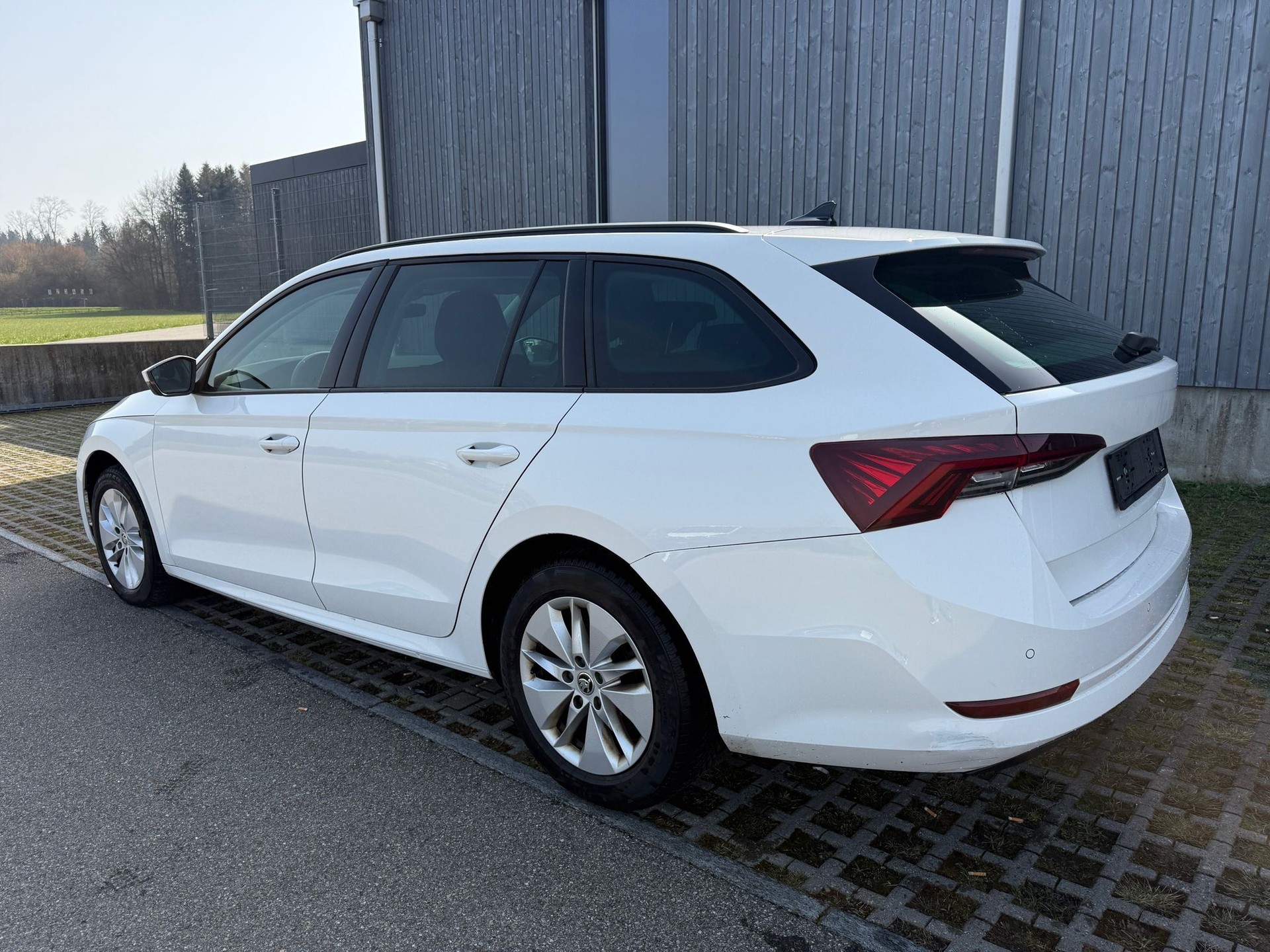 SKODA Octavia Combi 2.0 TDI DSG Ambition 4x4-image-11