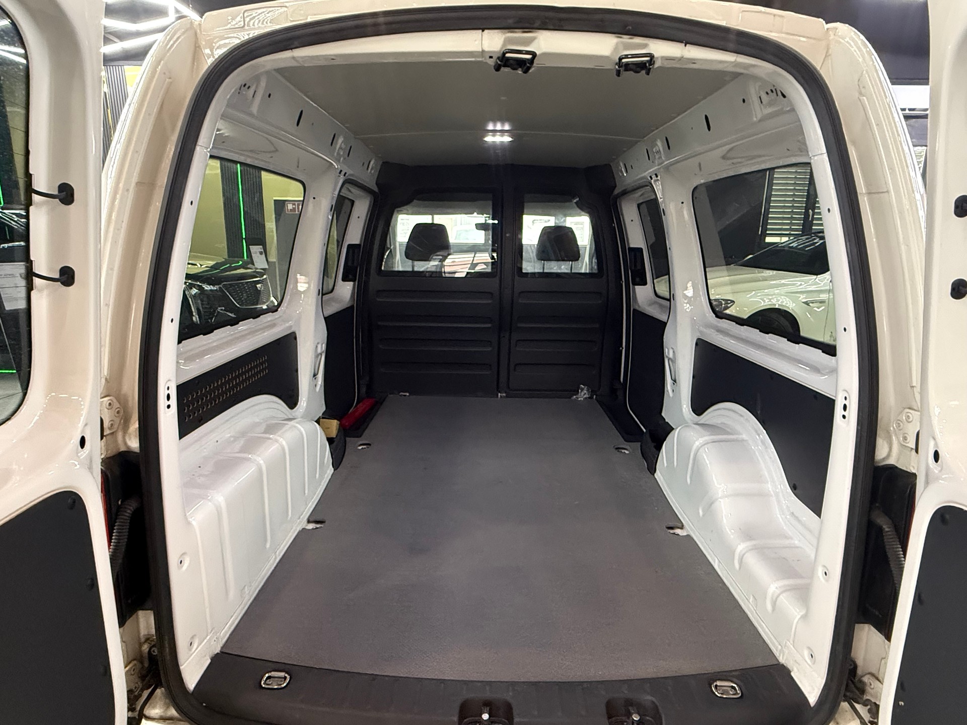 VW Caddy Maxi 2.0TDI BlueMotion Technology DSG-image-12