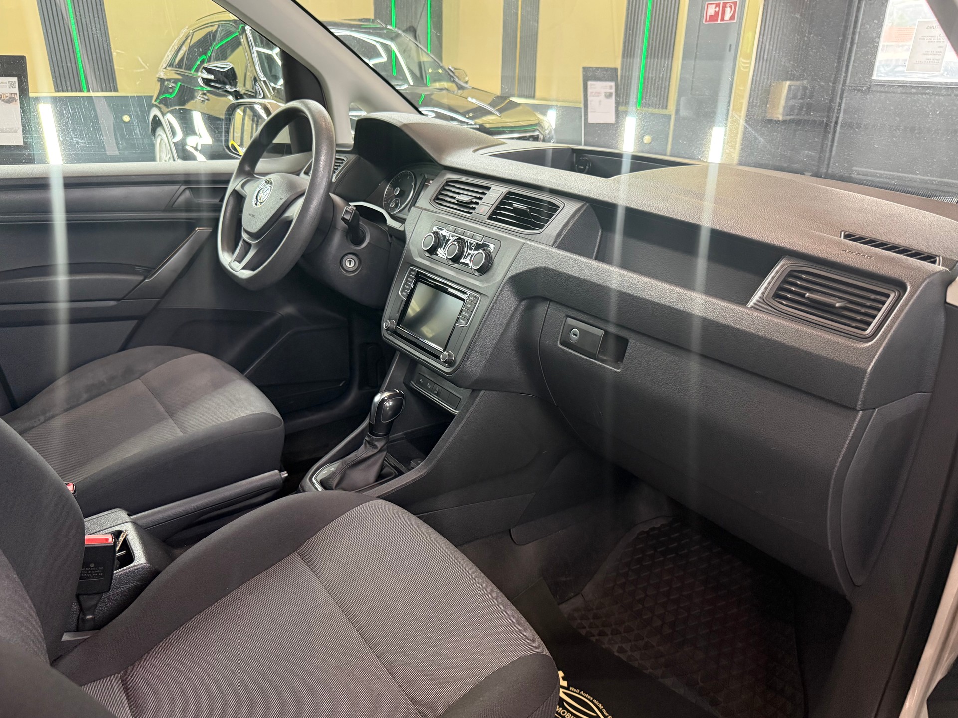 VW Caddy Maxi 2.0TDI BlueMotion Technology DSG-image-10