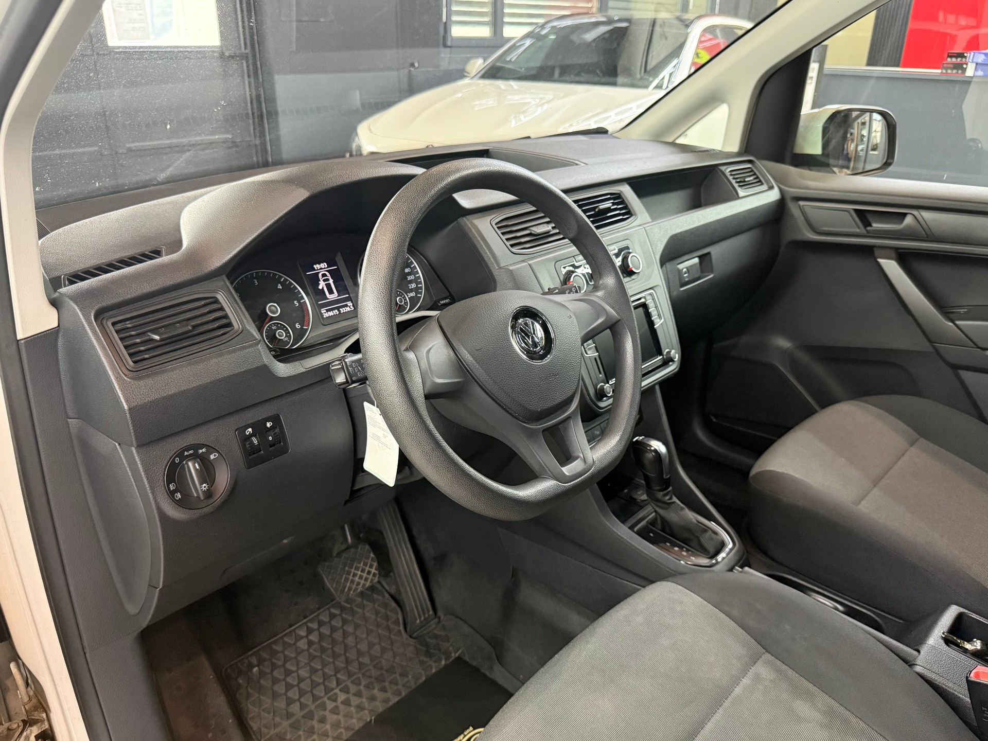 VW Caddy Maxi 2.0TDI BlueMotion Technology DSG-image-8