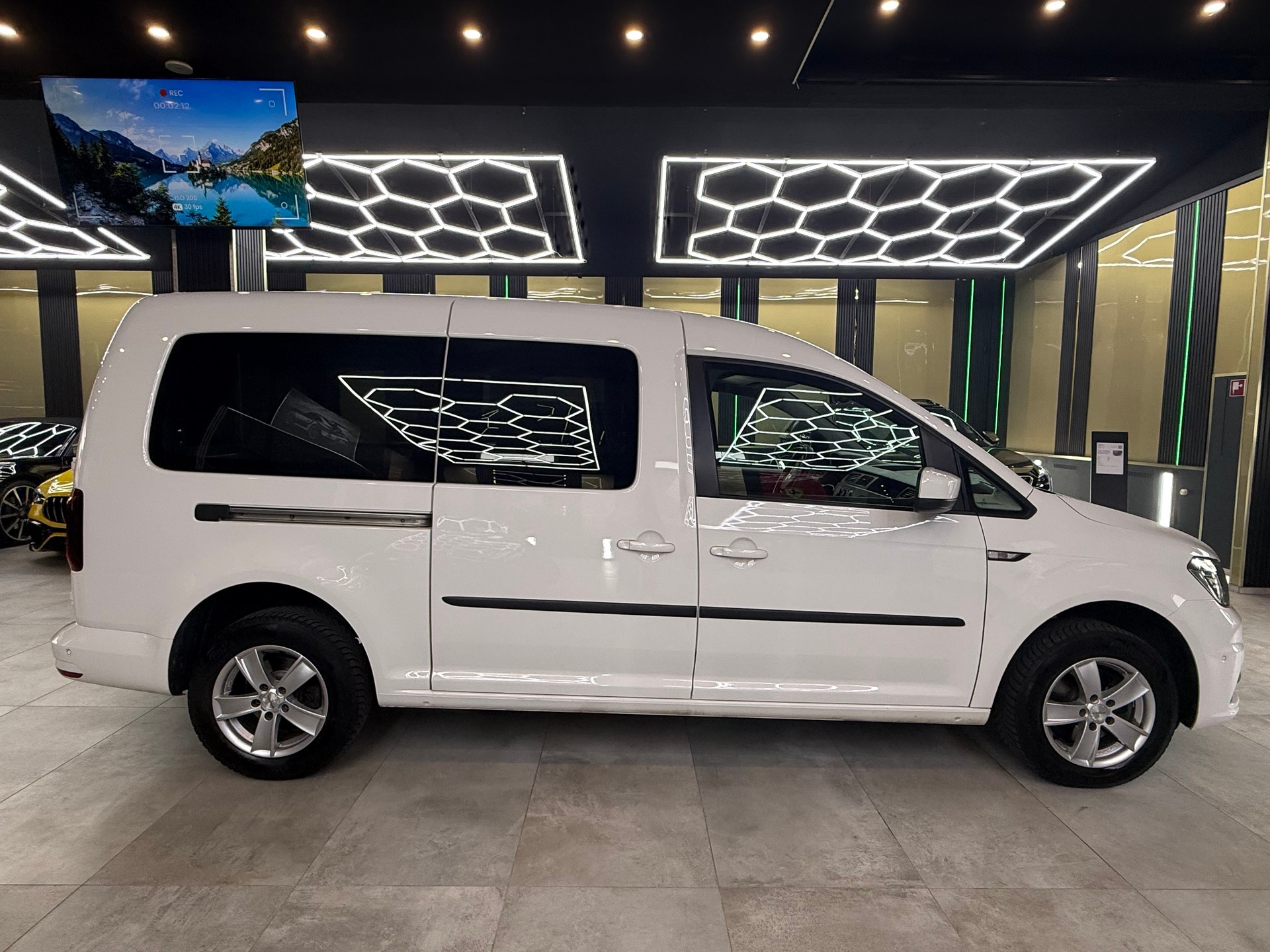 VW Caddy Maxi 2.0TDI BlueMotion Technology DSG-image-3
