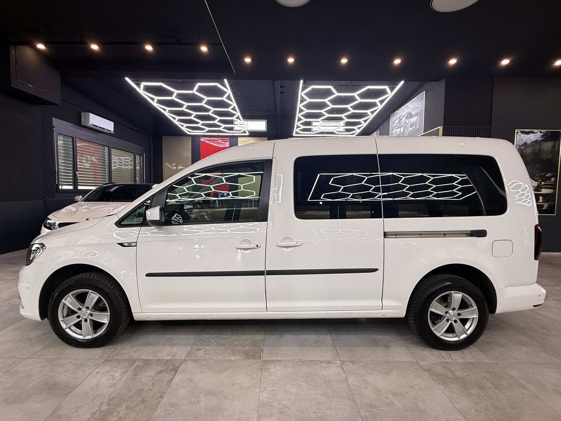 VW Caddy Maxi 2.0TDI BlueMotion Technology DSG-image-7