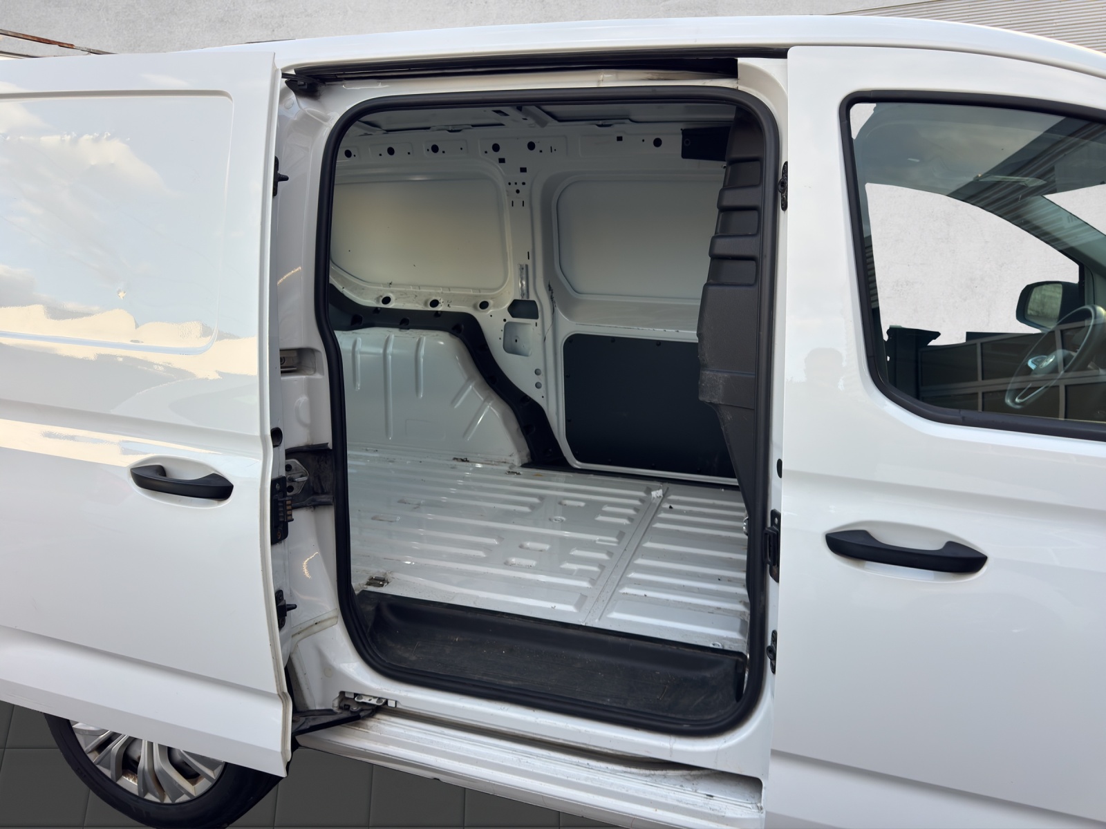 VW Caddy Cargo 2.0TDI Maxi 4Motion-image-10