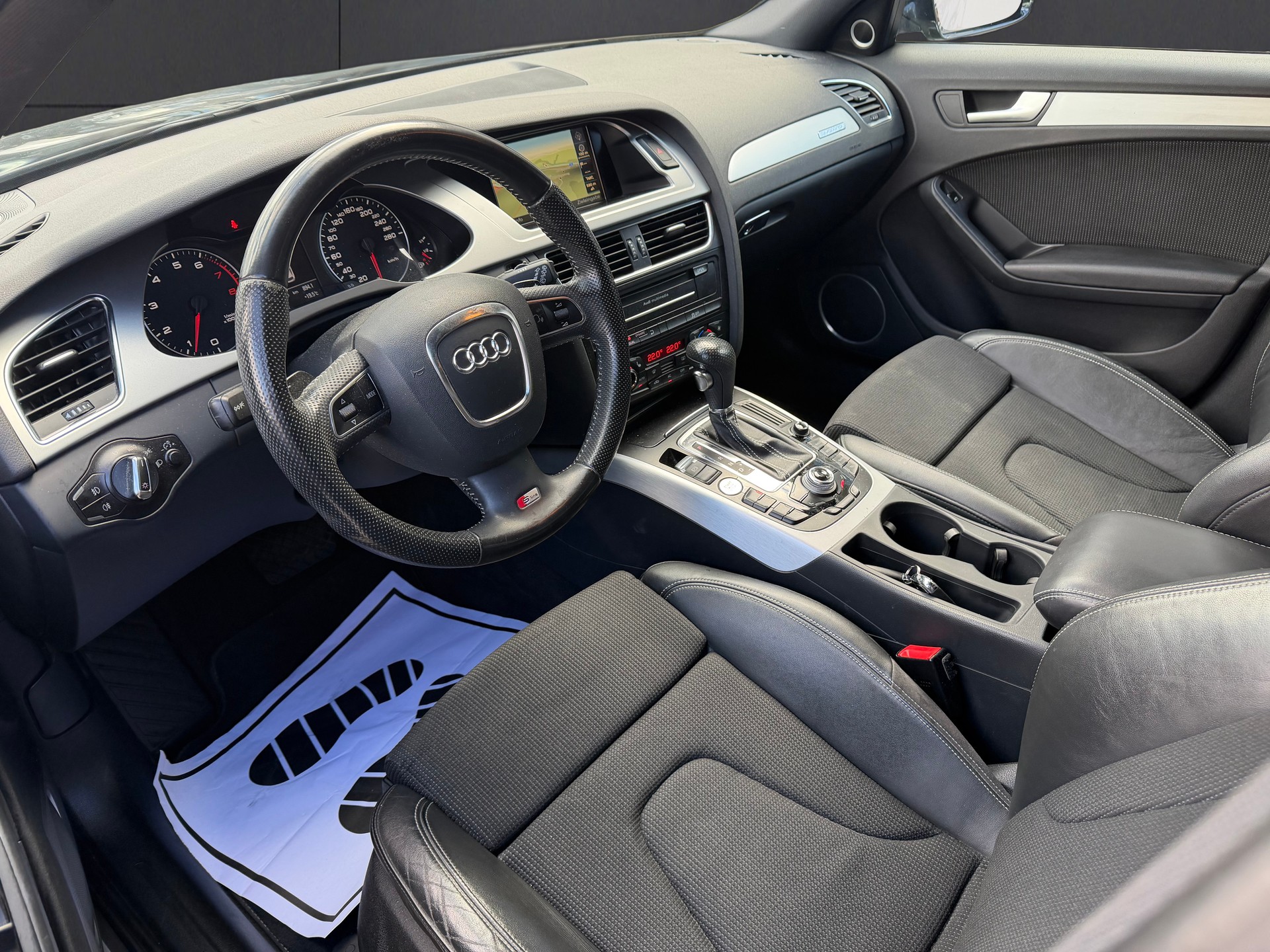 AUDI A4 Avant 2.0 TFSI quattro S-tronic-image-8