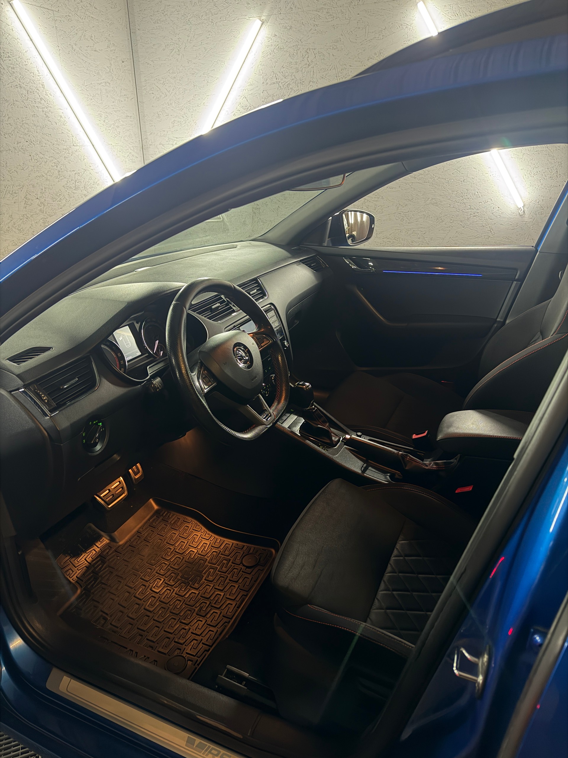 SKODA Octavia Combi 2.0 TDI RS 4x4 DSG-image-22