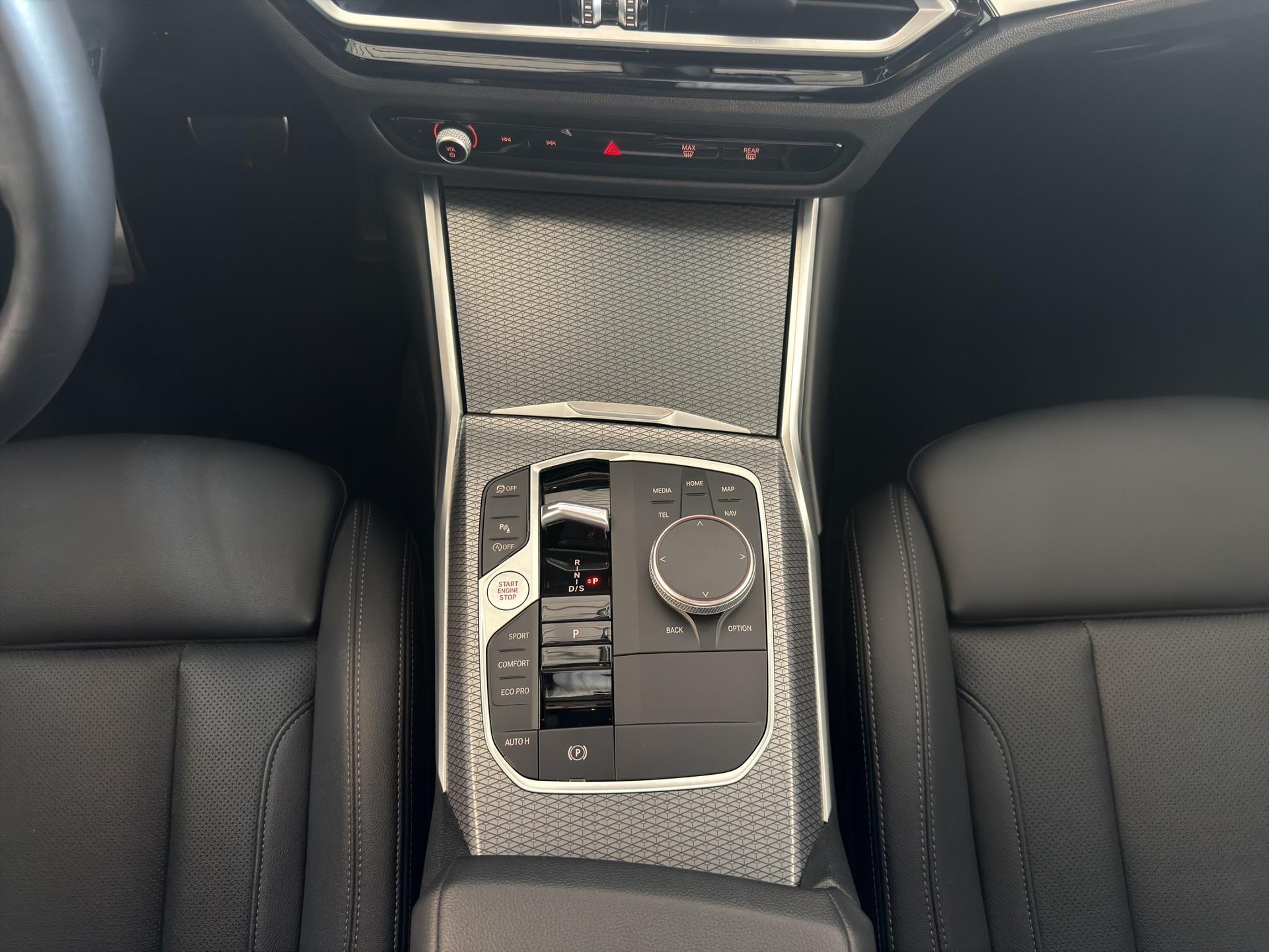 BMW 330i xDrive Touring MSport *CH-Fahrzeug**AHK**Driving Assistant Professional**BMW Neuwagenschluss Garantie**Panorama-Glasdach*-image-15
