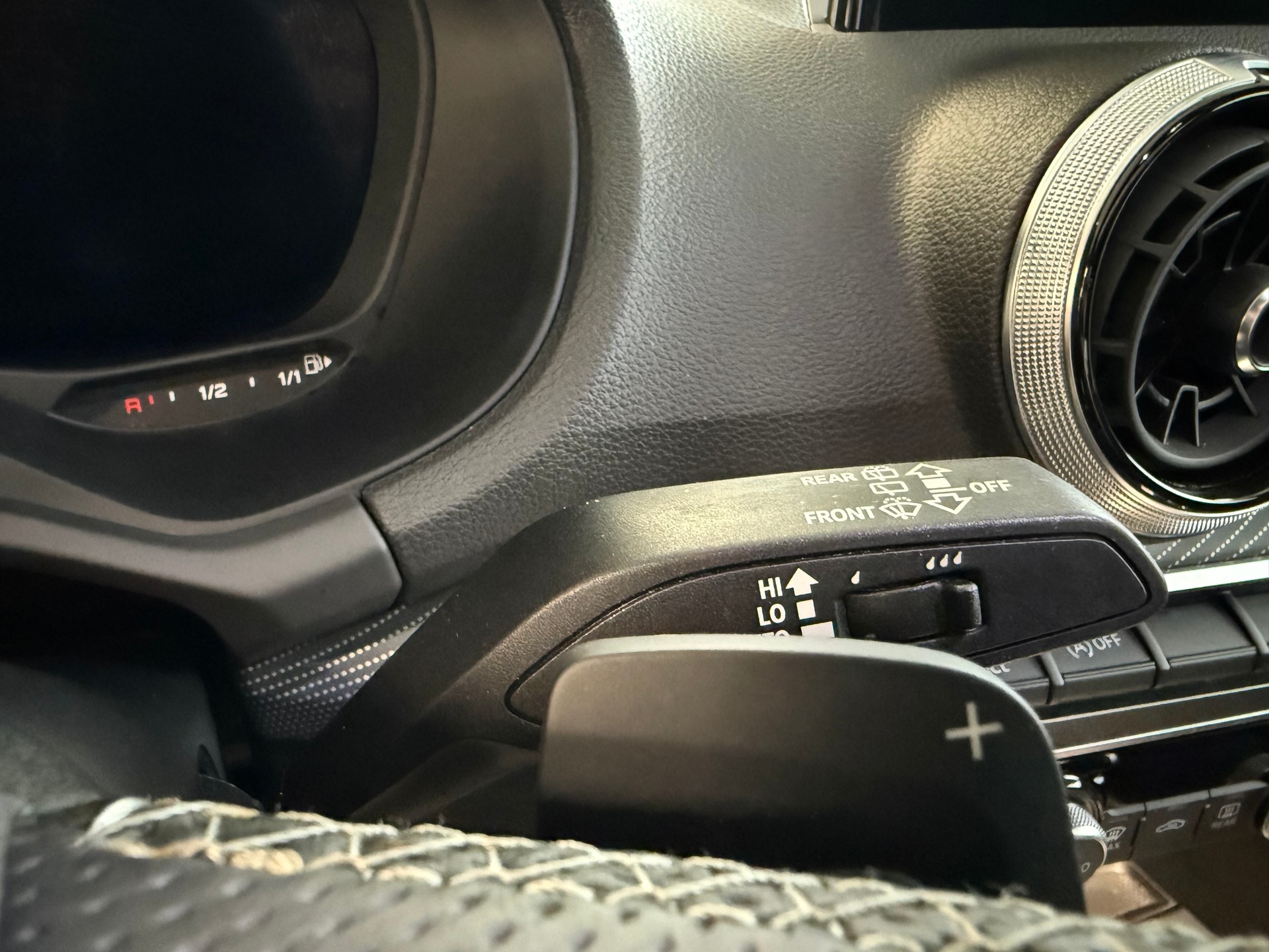 AUDI Q2 35 TFSI S line S-tronic-image-9