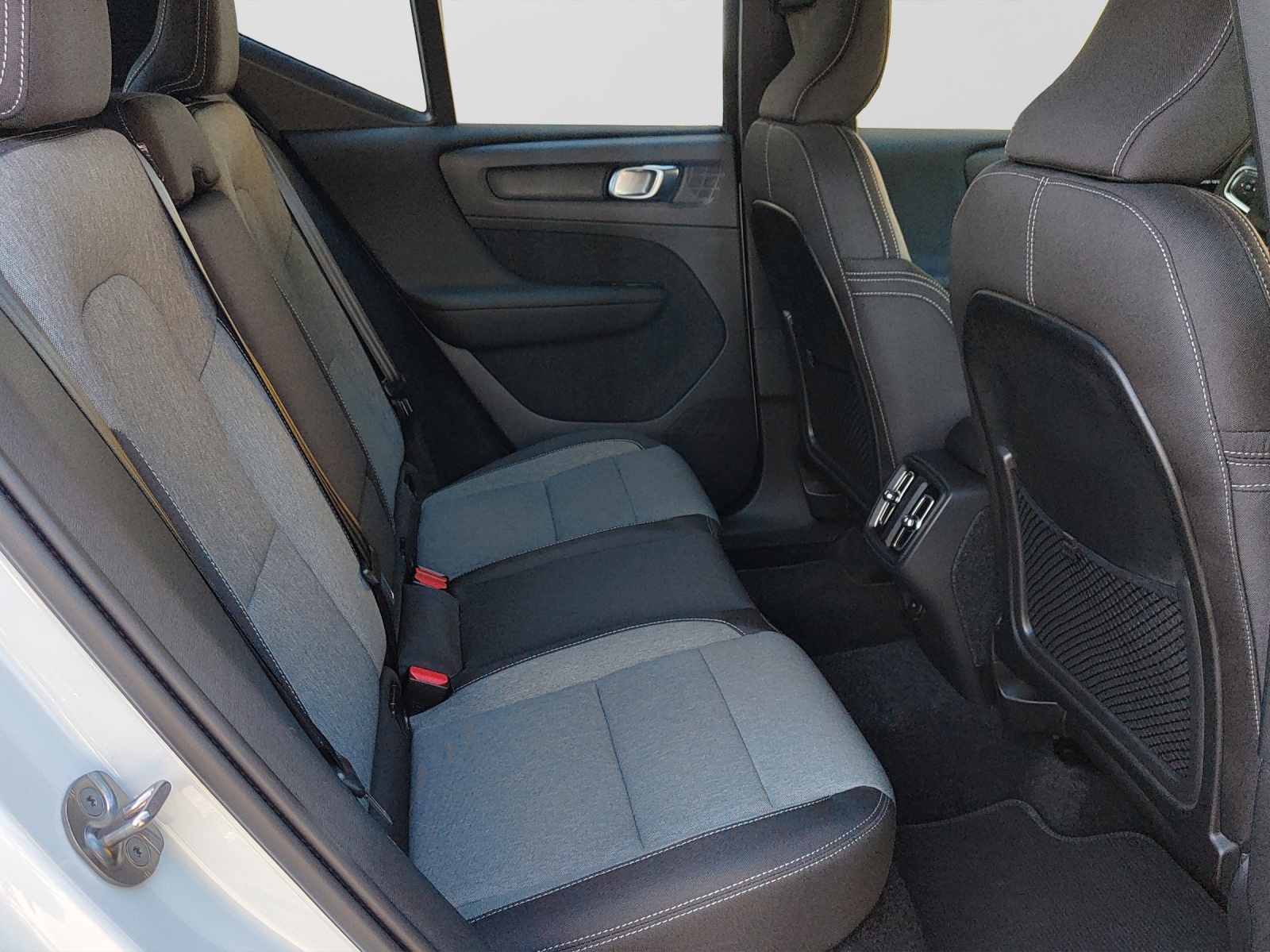 VOLVO XC40 2.0 B3 MH Plus Dark-image-5