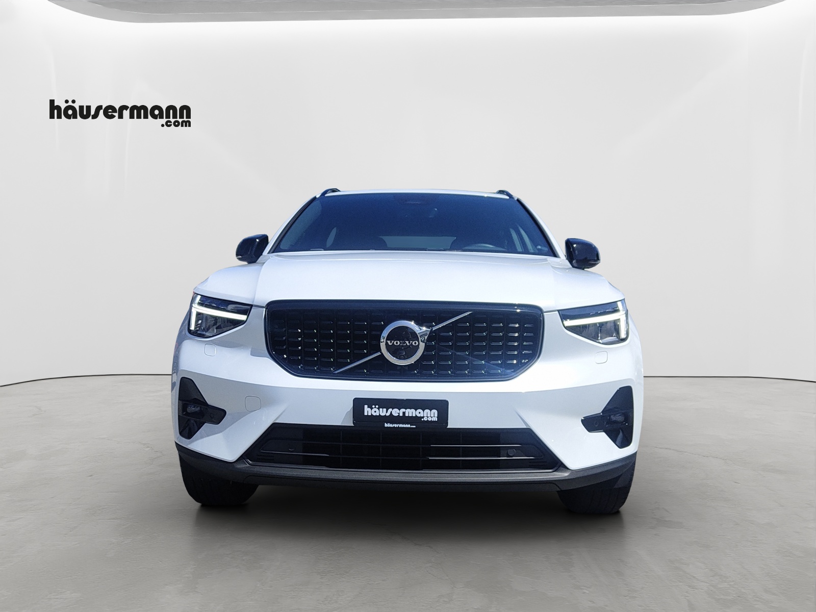 VOLVO XC40 2.0 B3 MH Plus Dark-showroom-element-1