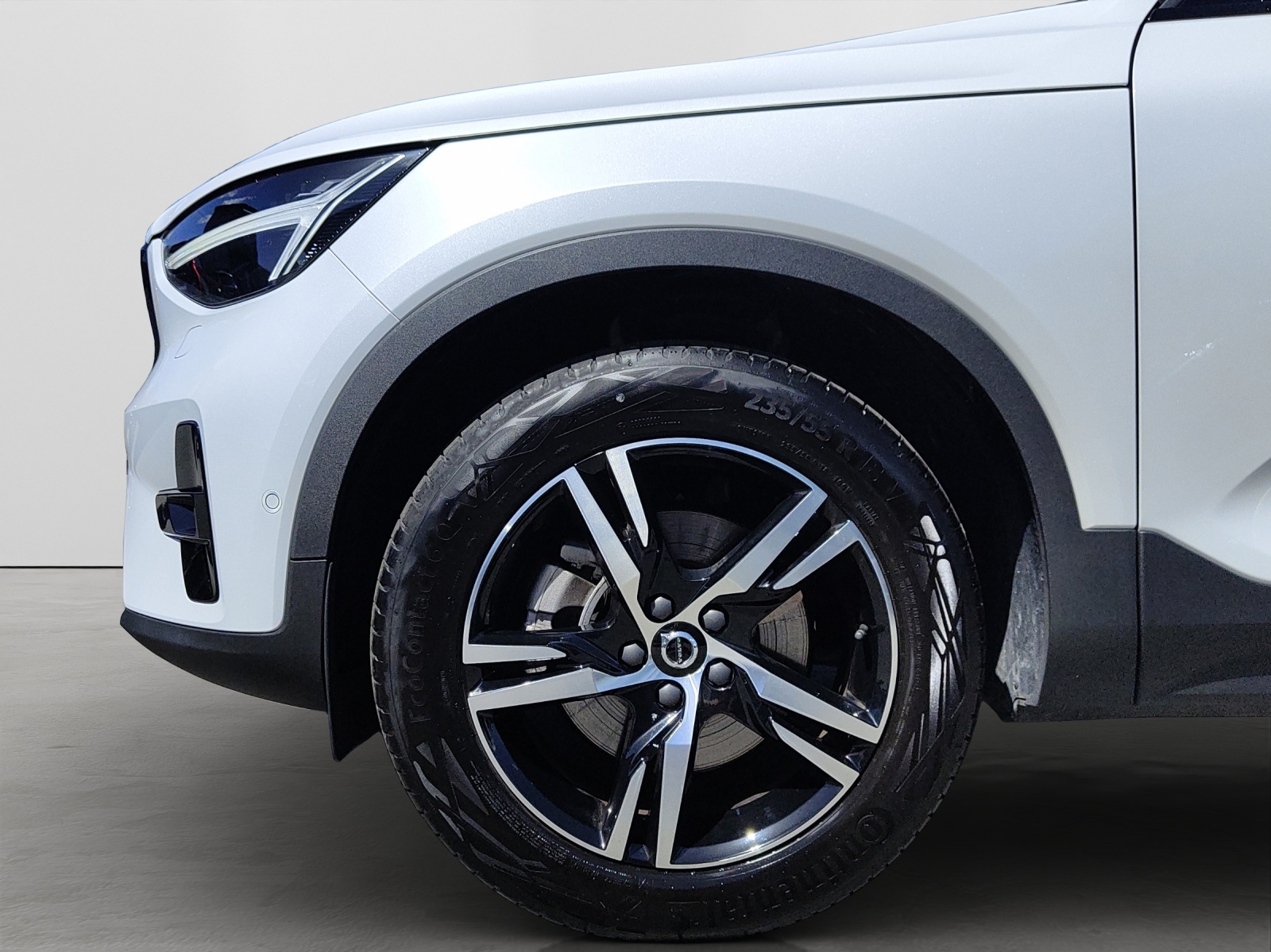 VOLVO XC40 2.0 B3 MH Plus Dark-image-15