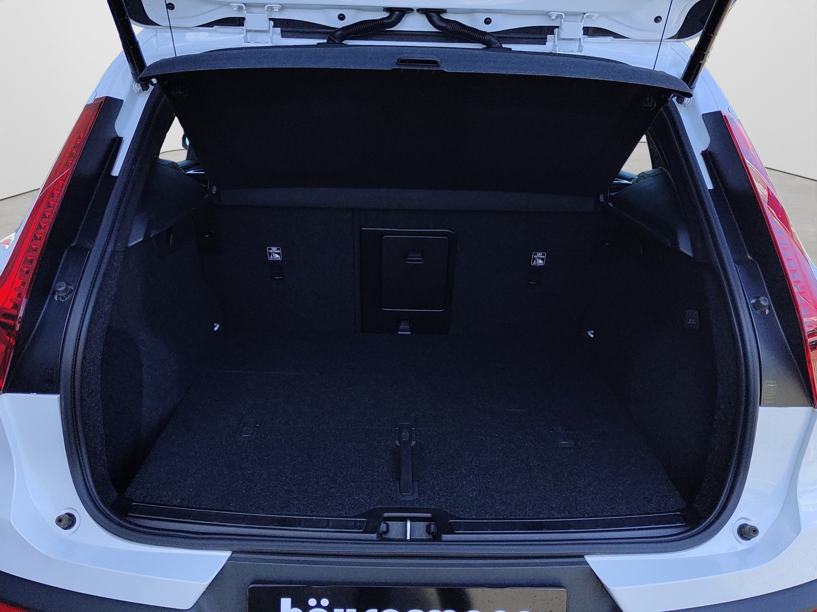 VOLVO XC40 2.0 B3 MH Plus Dark-image-13