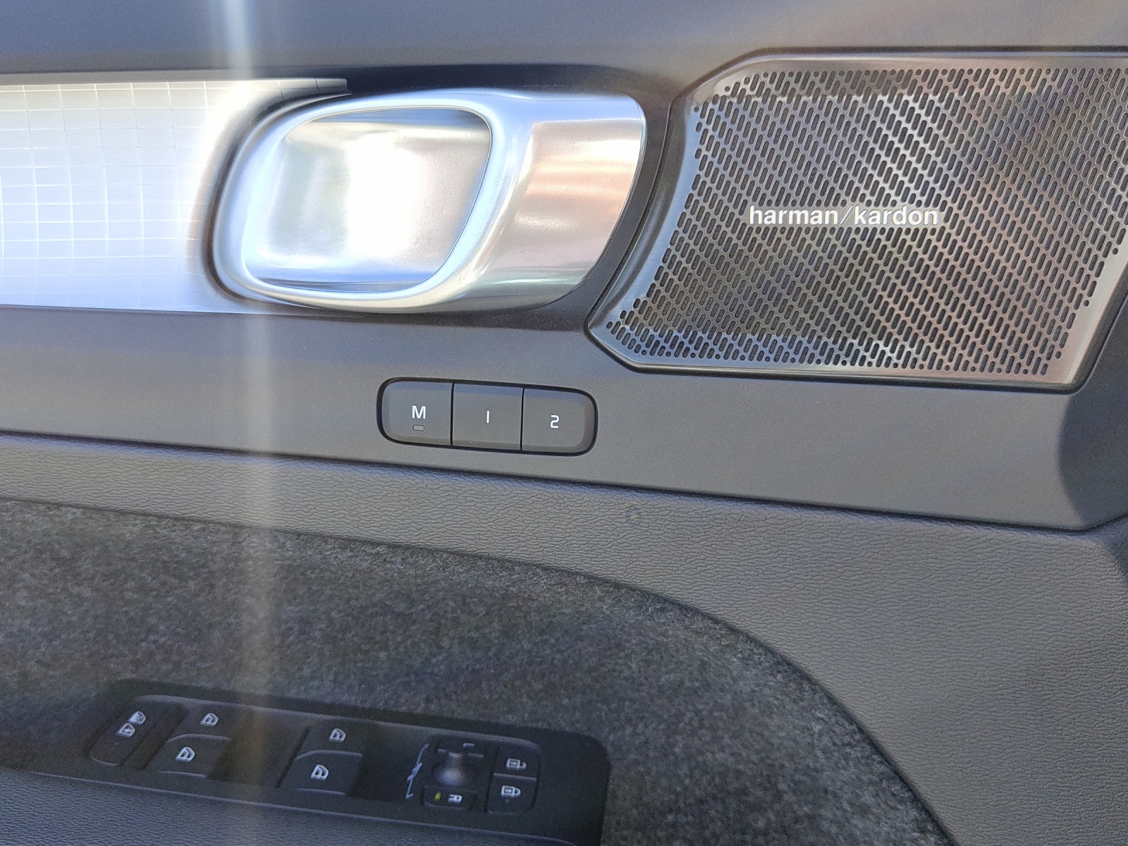 VOLVO XC40 2.0 B3 MH Plus Dark-image-11
