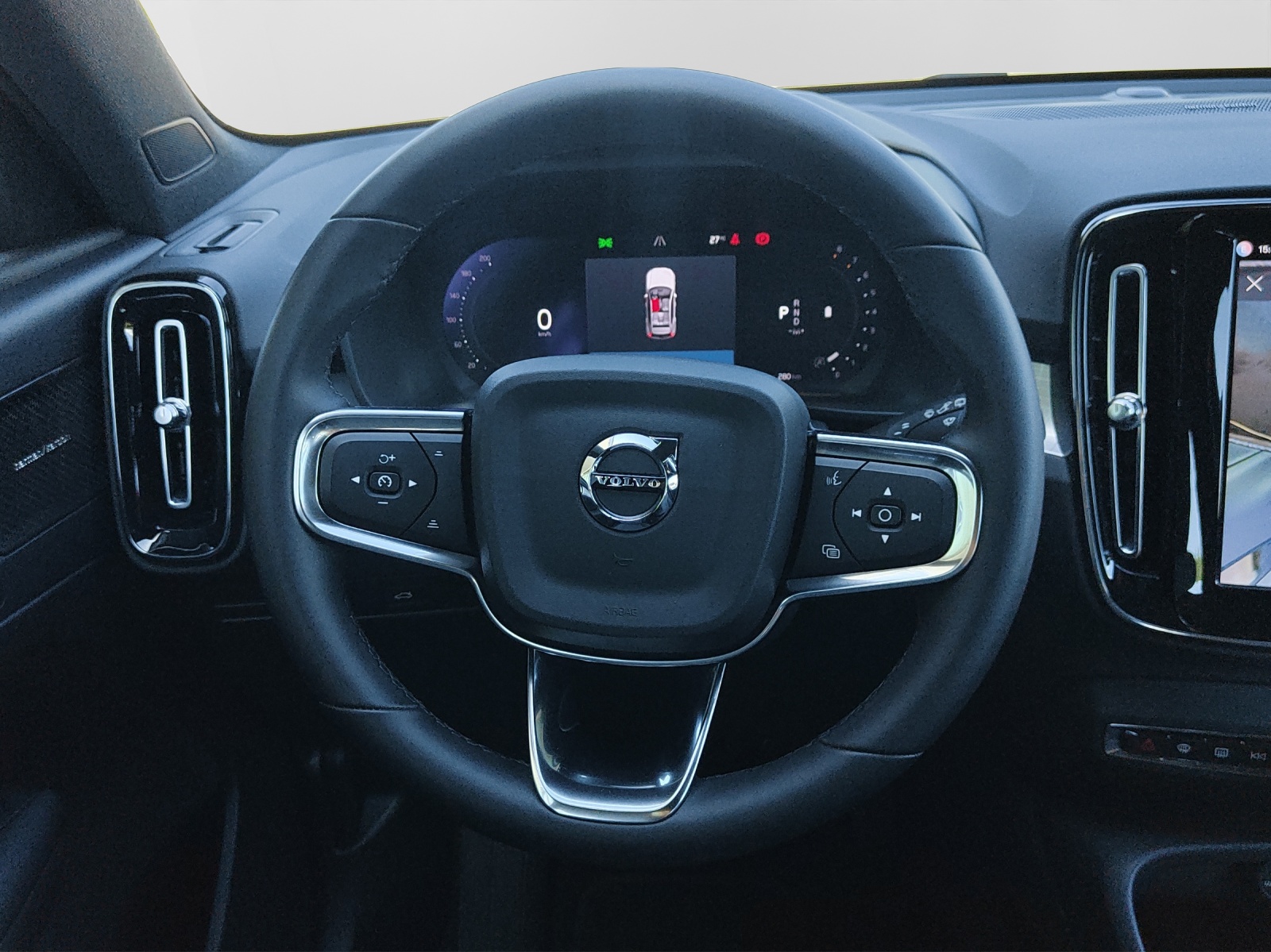 VOLVO XC40 2.0 B3 MH Plus Dark-image-7