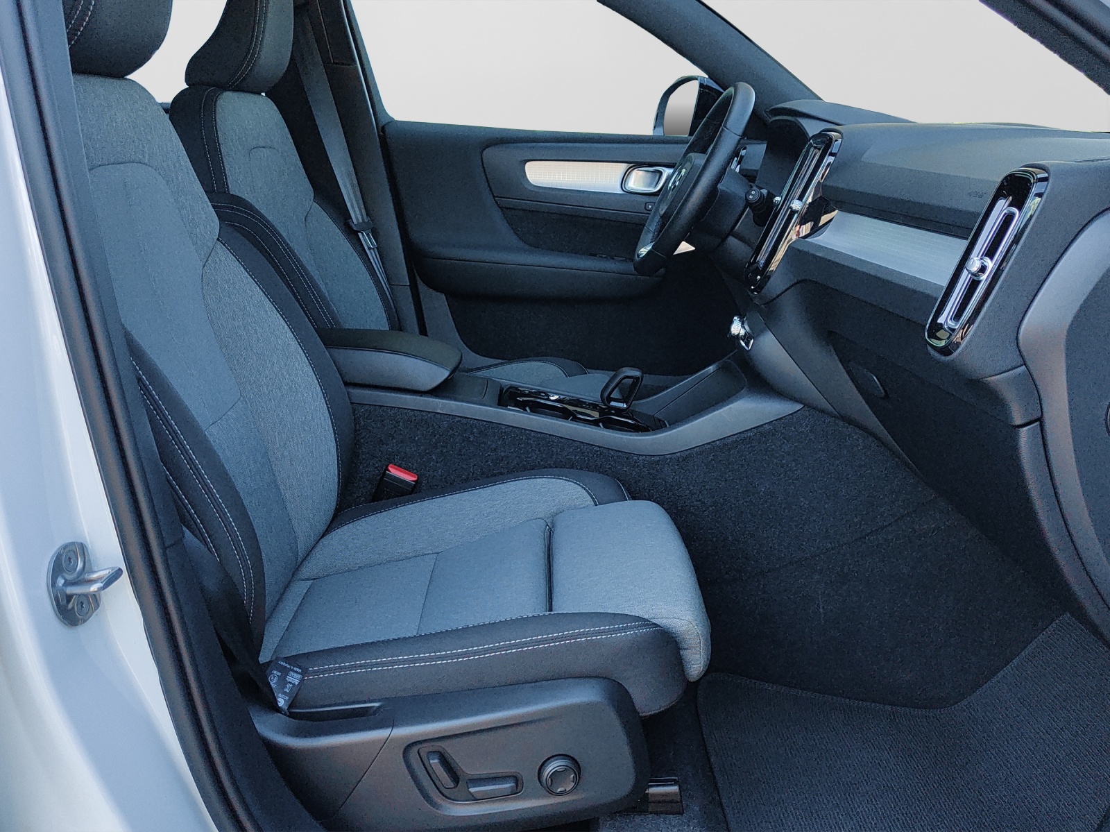 VOLVO XC40 2.0 B3 MH Plus Dark-image-4