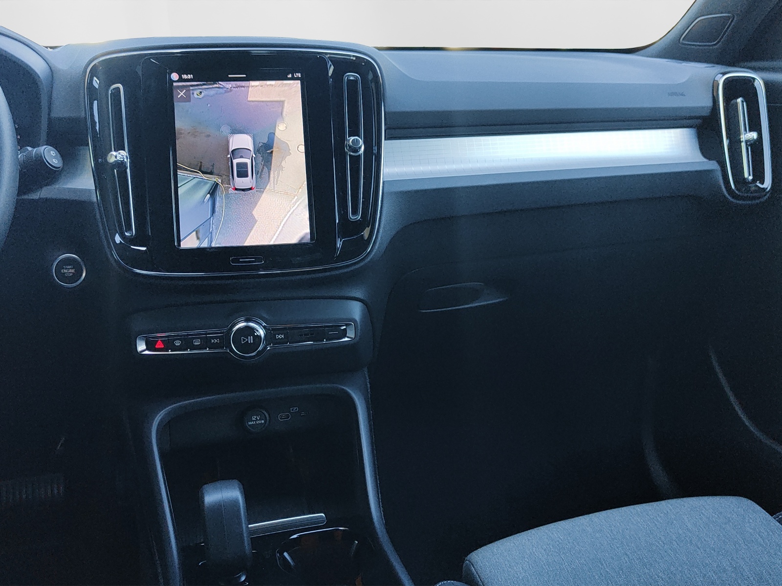 VOLVO XC40 2.0 B3 MH Plus Dark-image-8