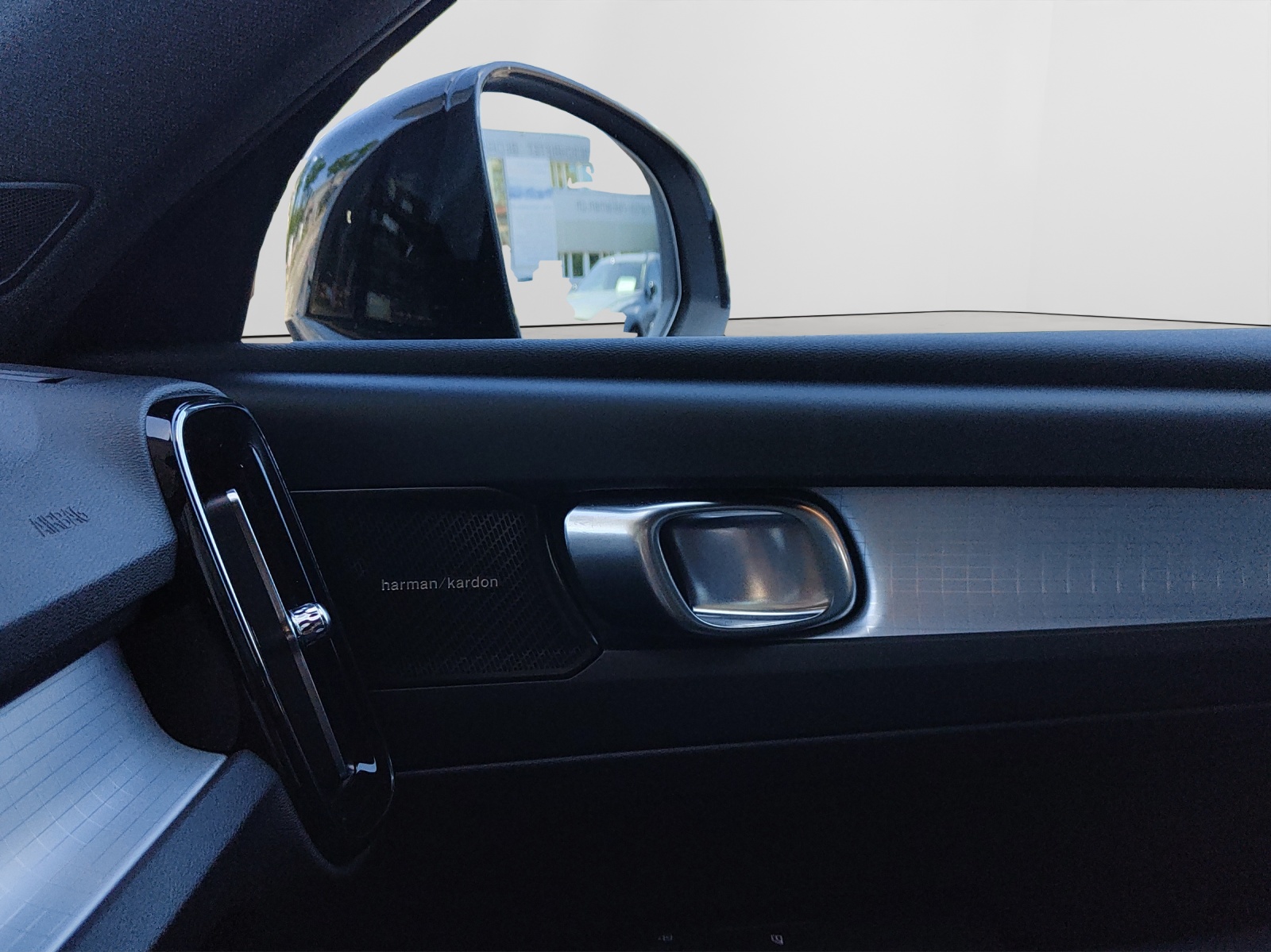 VOLVO XC40 2.0 B3 MH Plus Dark-image-9