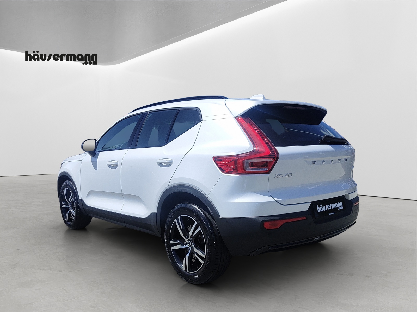 VOLVO XC40 2.0 B3 MH Plus Dark-showroom-element-3