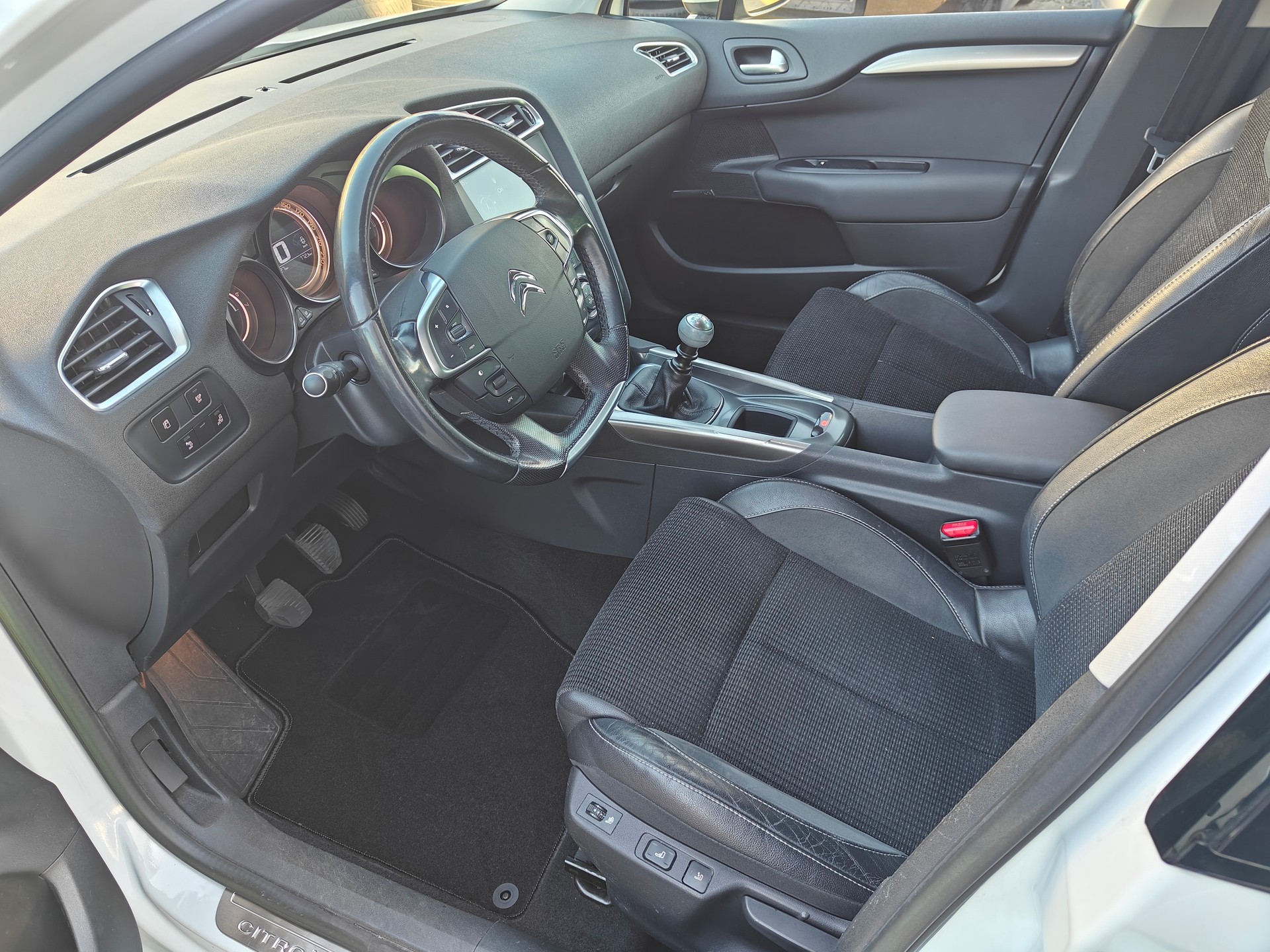 CITROEN C4 Berline 2.0 HDi Exclusive-image-7