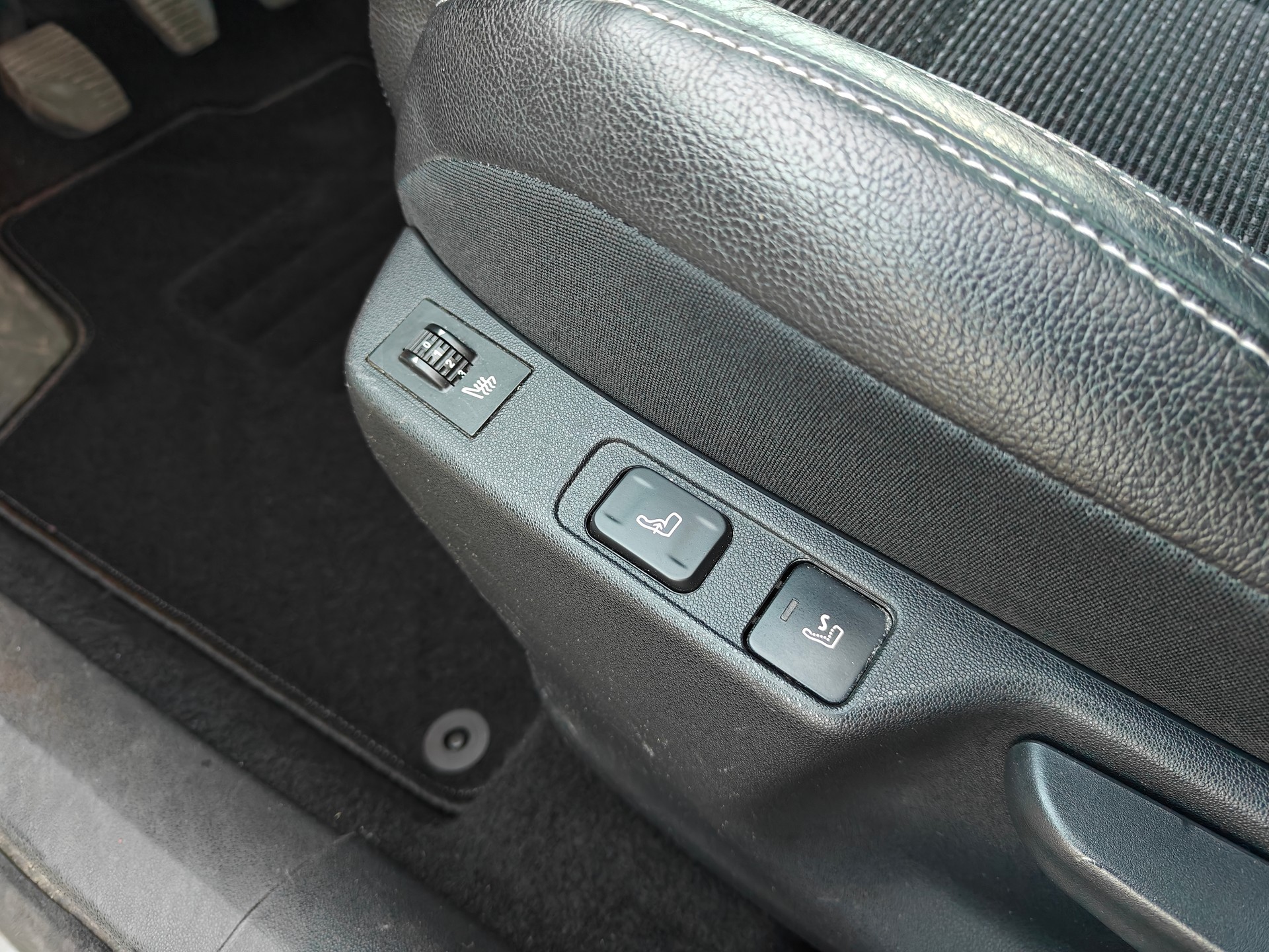 CITROEN C4 Berline 2.0 HDi Exclusive-image-13