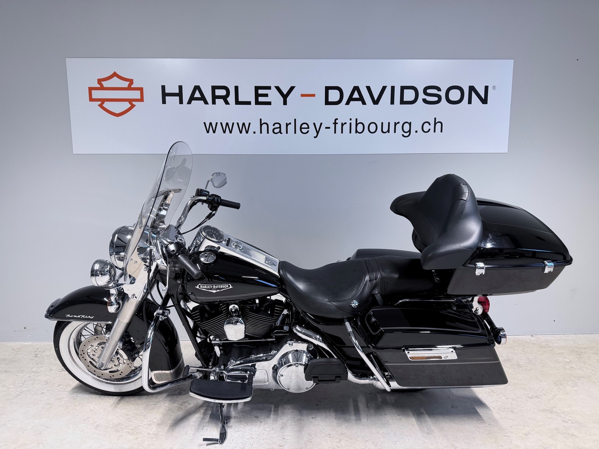 HARLEY-DAVIDSON FLHRCI Road King Classic-showroom-element-2