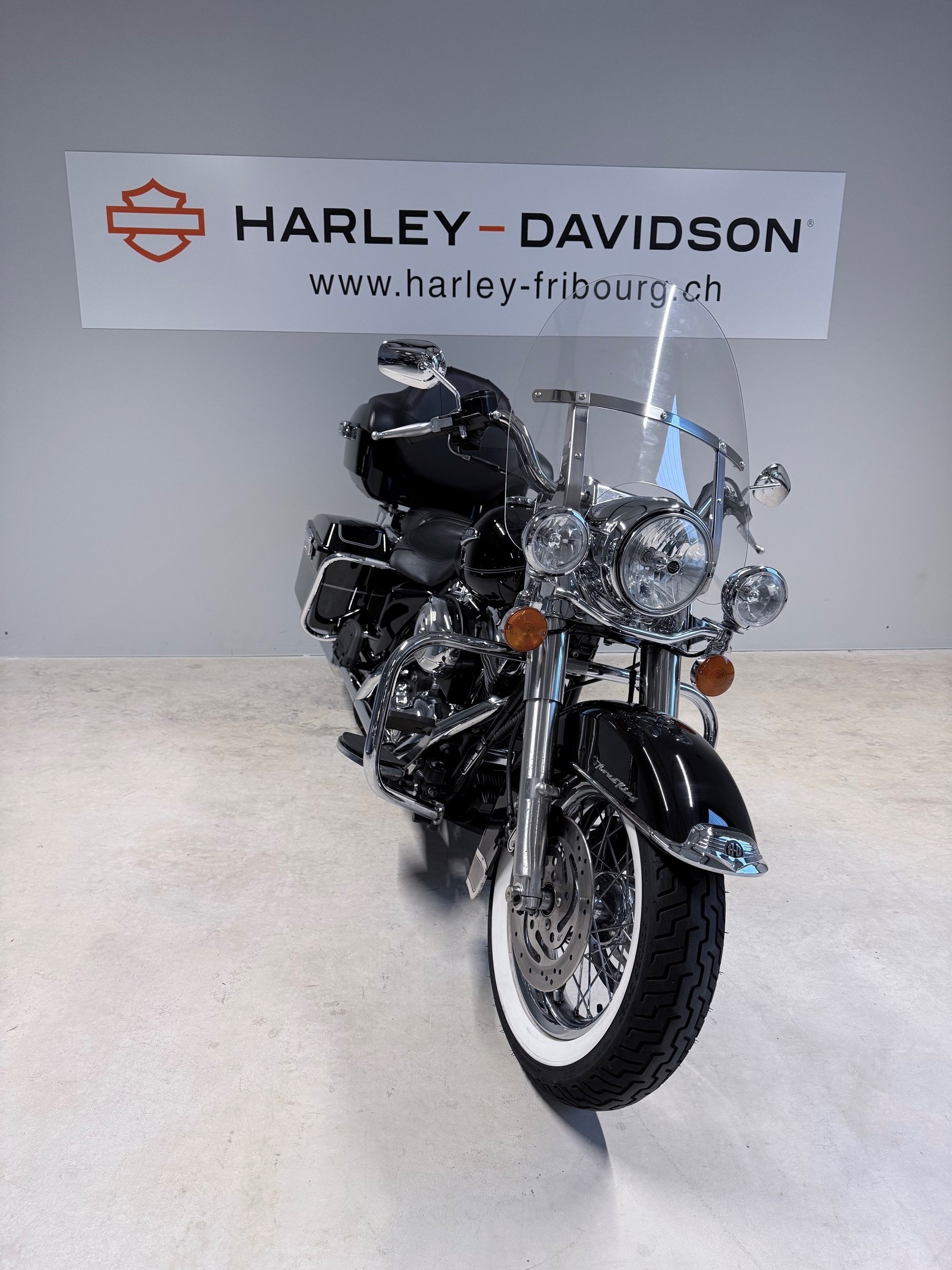 HARLEY-DAVIDSON FLHRCI Road King Classic-showroom-element-1