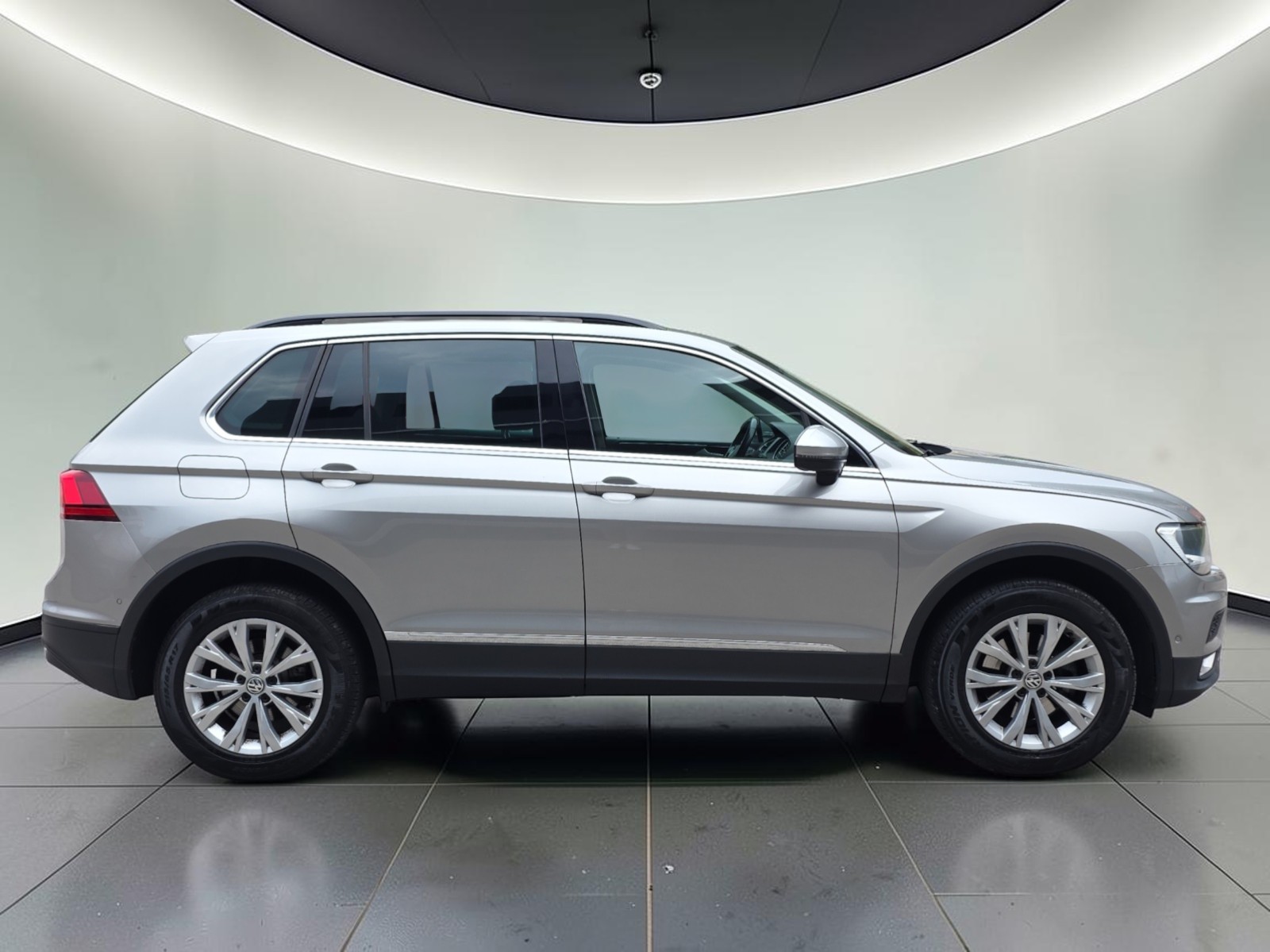VW Tiguan 2.0 TDI SCR Comfortline 4Motion DSG-image-3
