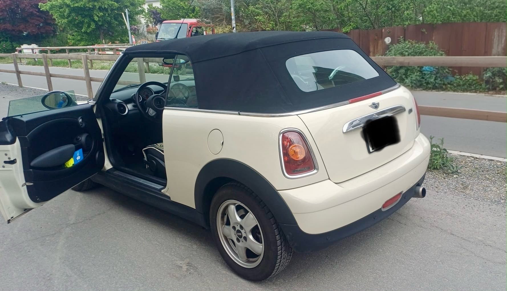 MINI 1.6i Cooper-image-3