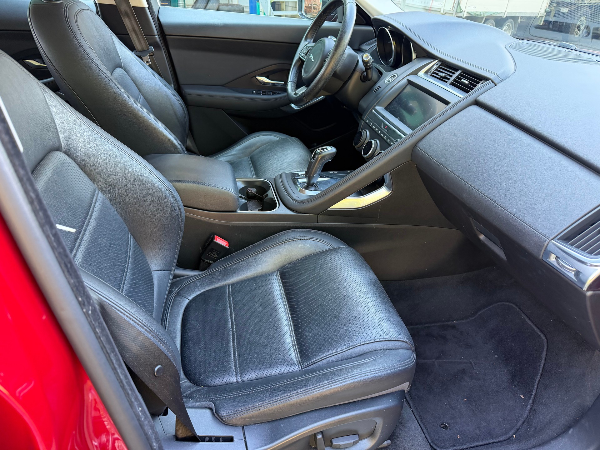 JAGUAR E-Pace 2.0d D180 HSE AWD Automatik-image-8