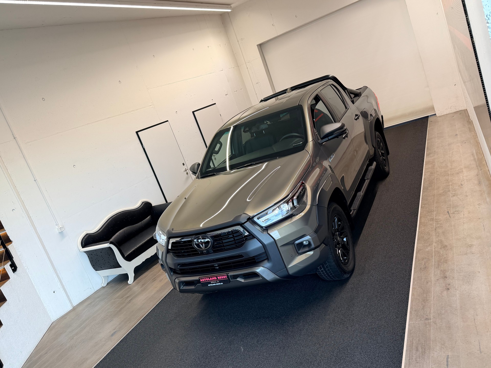 TOYOTA Hilux 2.8d MHEV Invincible Double Cab 4x4-image-3