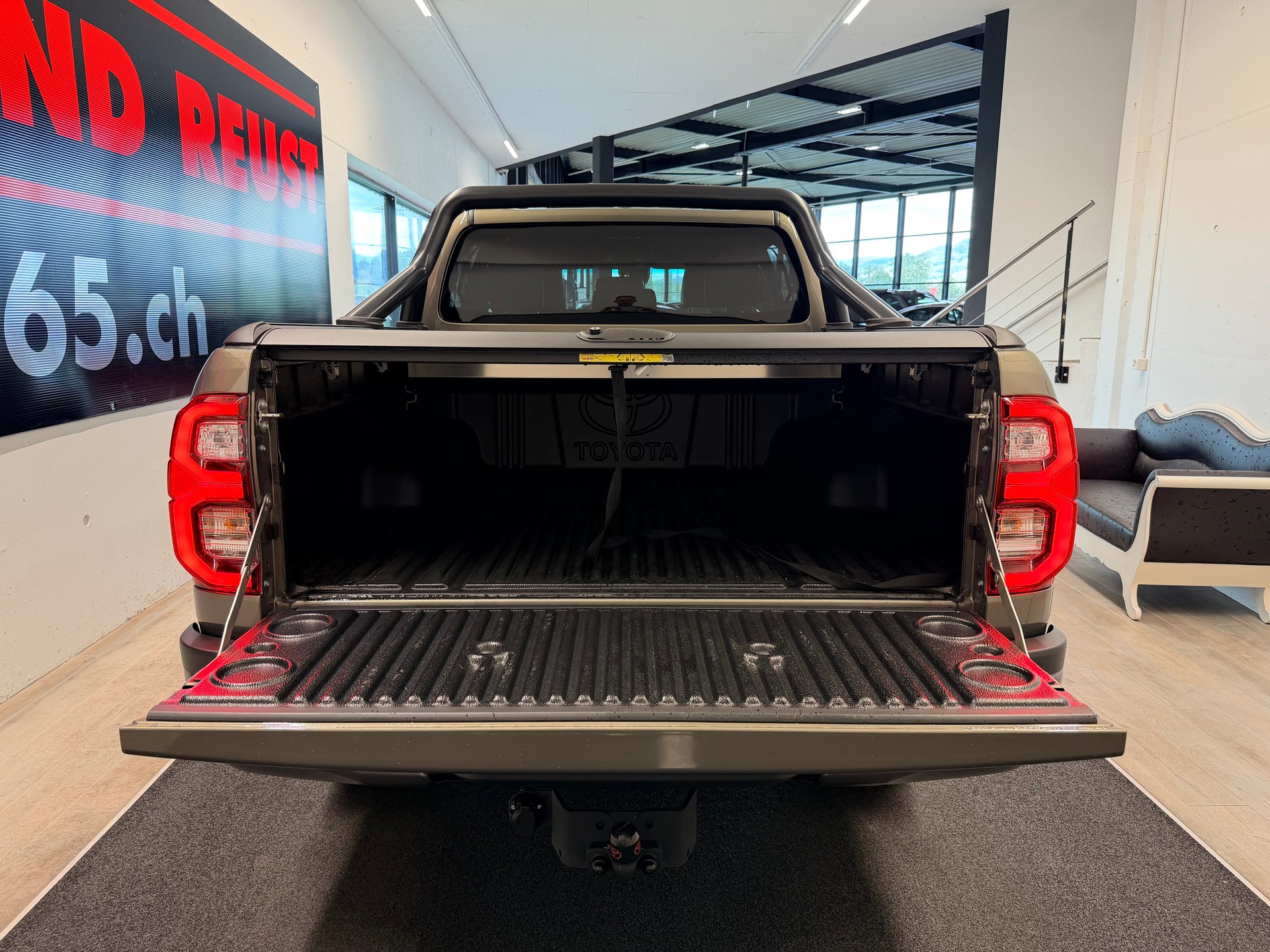 TOYOTA Hilux 2.8d MHEV Invincible Double Cab 4x4-image-9