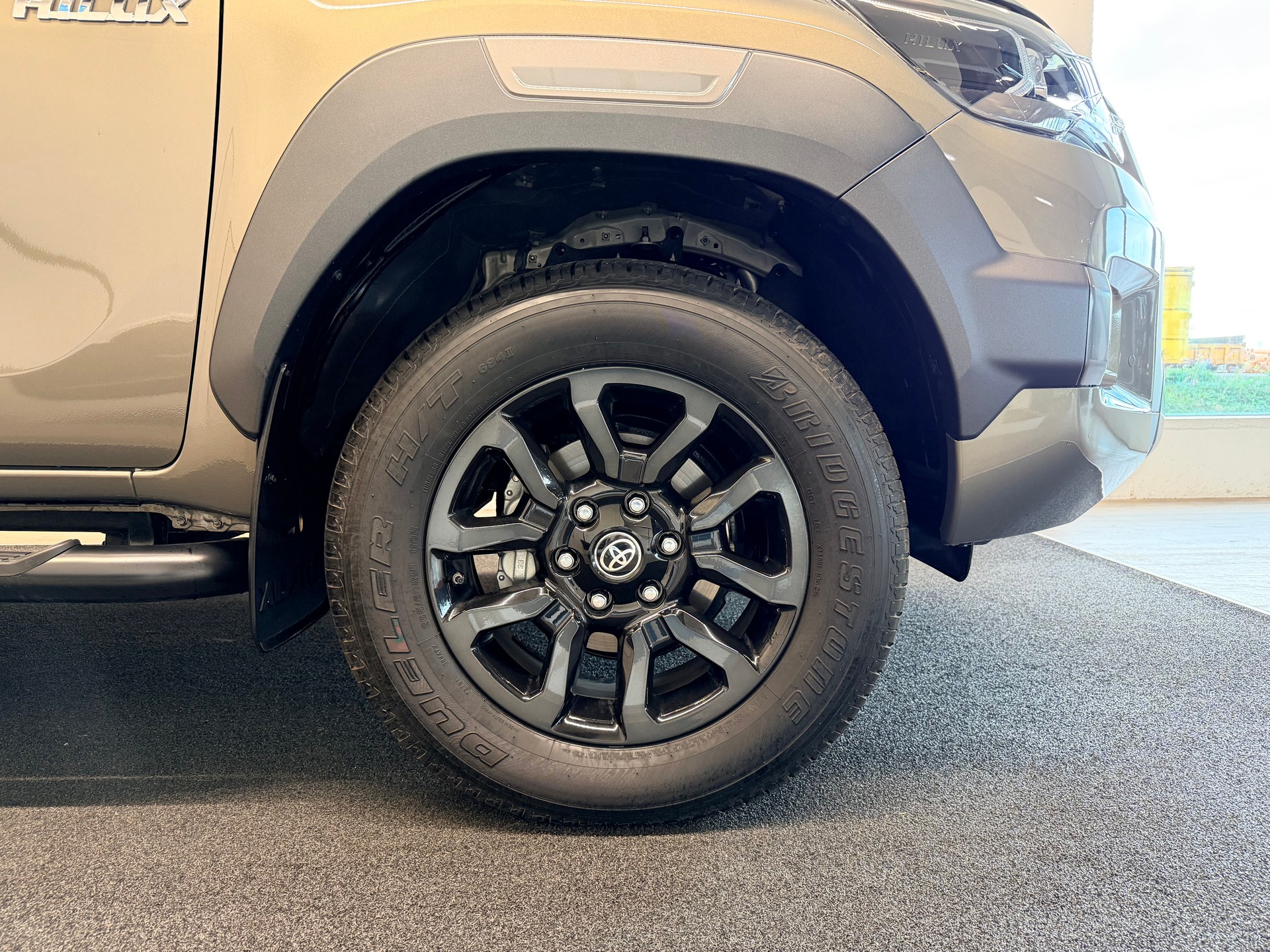 TOYOTA Hilux 2.8d MHEV Invincible Double Cab 4x4-image-5