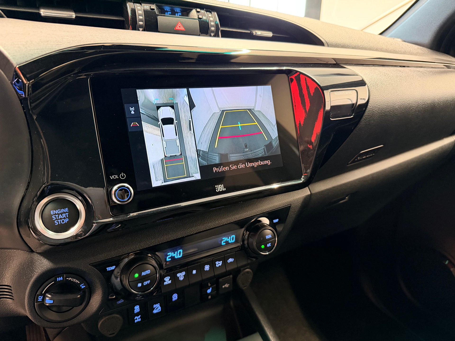 TOYOTA Hilux 2.8d MHEV Invincible Double Cab 4x4-image-22