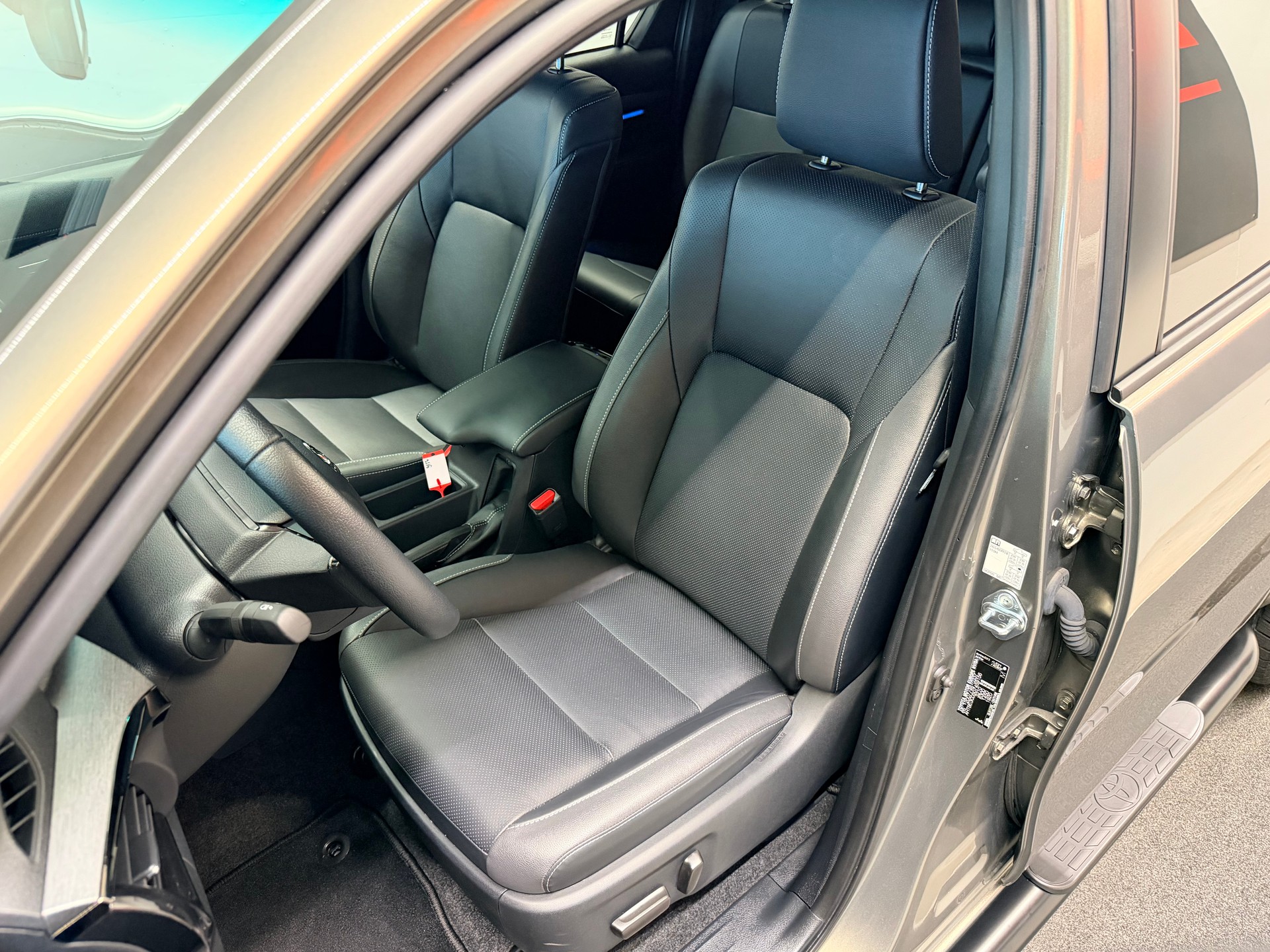 TOYOTA Hilux 2.8d MHEV Invincible Double Cab 4x4-image-14