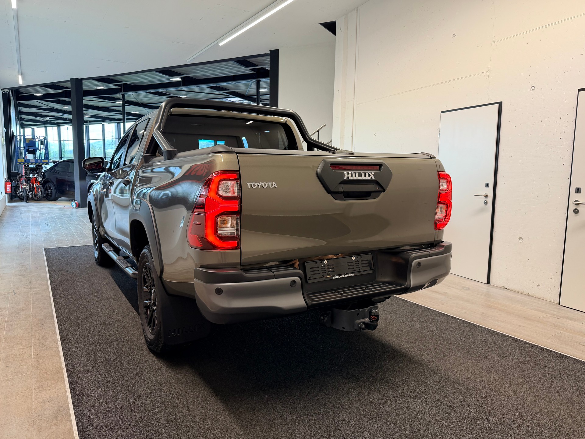 TOYOTA Hilux 2.8d MHEV Invincible Double Cab 4x4-image-7